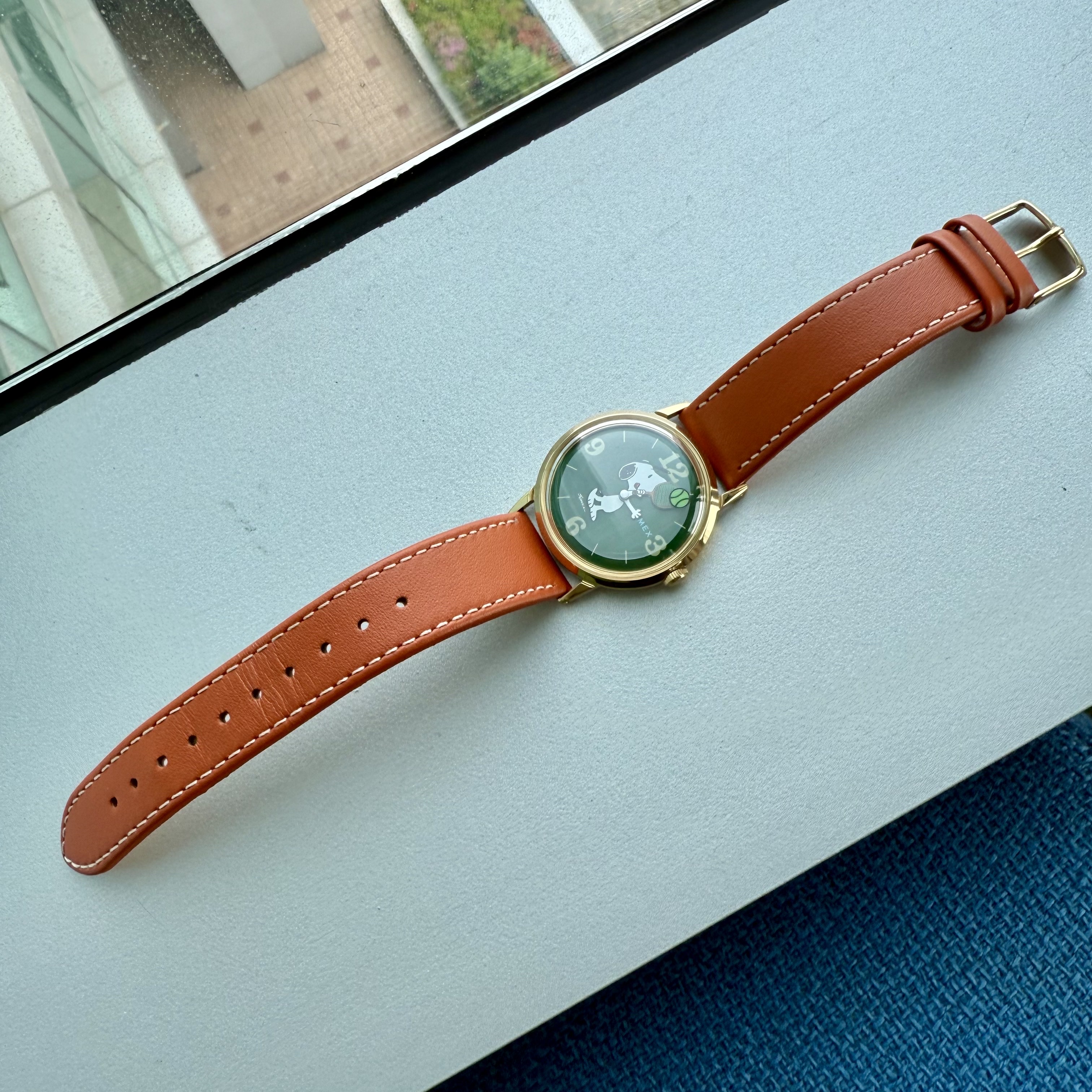 Timex Marlin Hand-Wound x Peanuts Snoopy Tennis 34mm Leather Strap Watch Brown Gold Tone 착용 스타일 - 4
