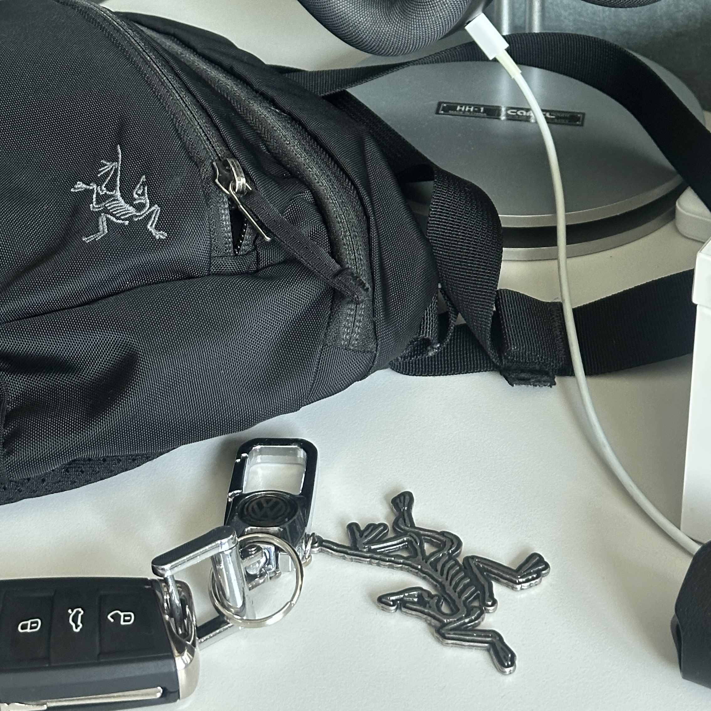 Arc'teryx Keyring Metal 착용 스타일 - 1