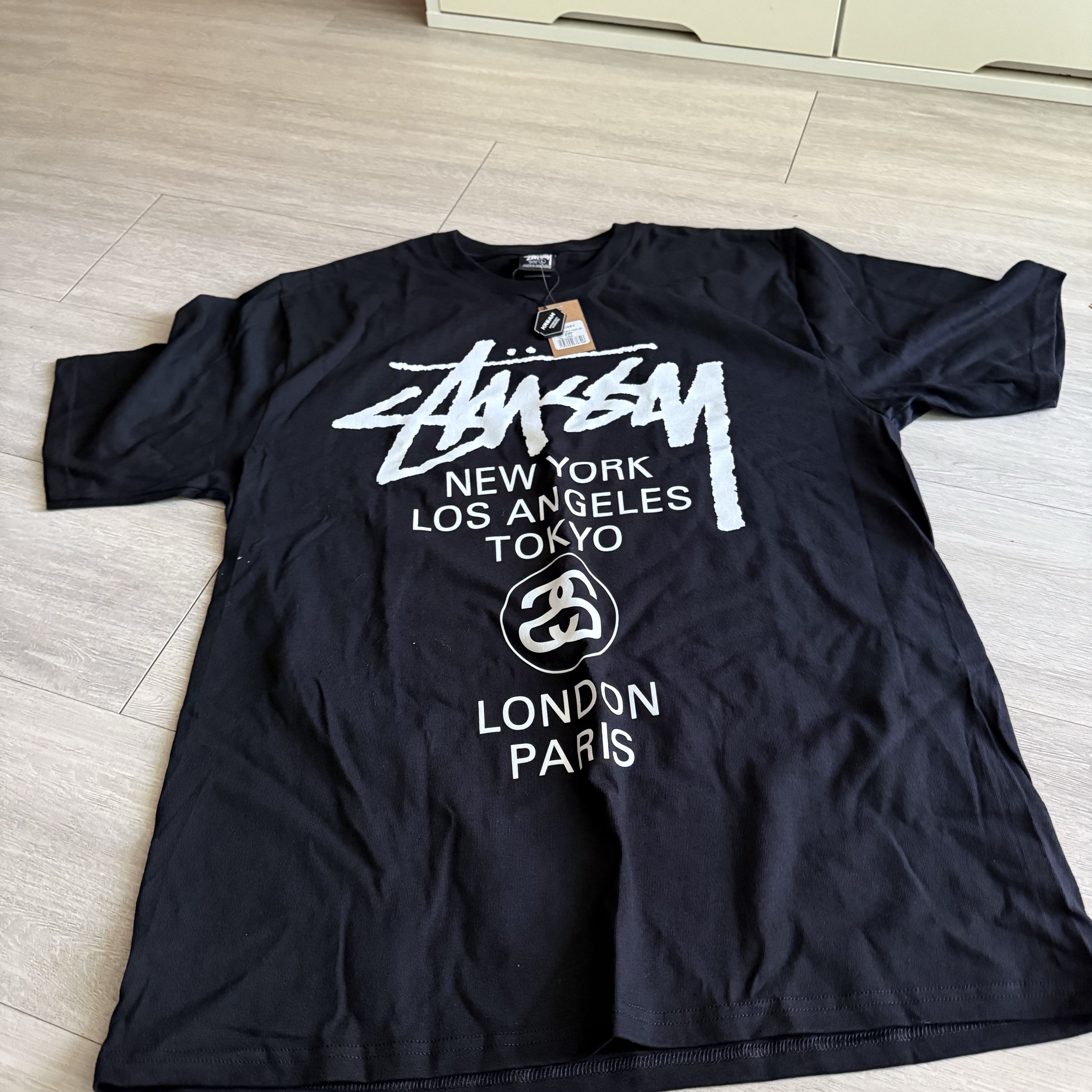 Stussy World Tour T-Shirt Black 2024,2025 착용 스타일