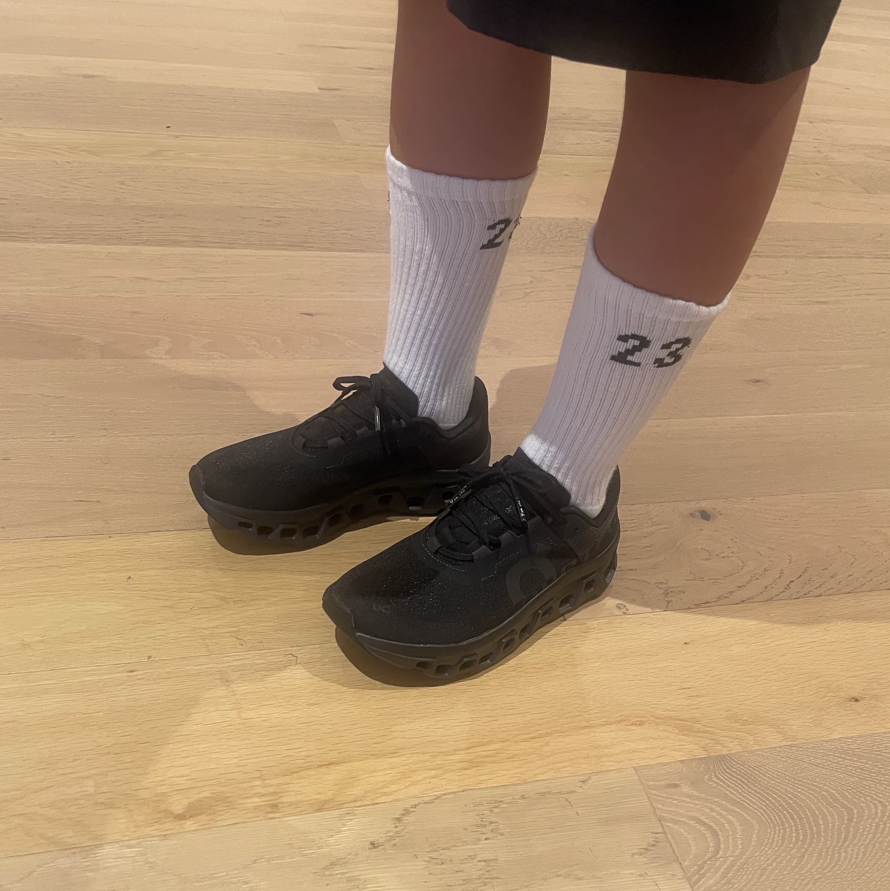 On Running Cloudmonster All Black 착용 스타일 - 1