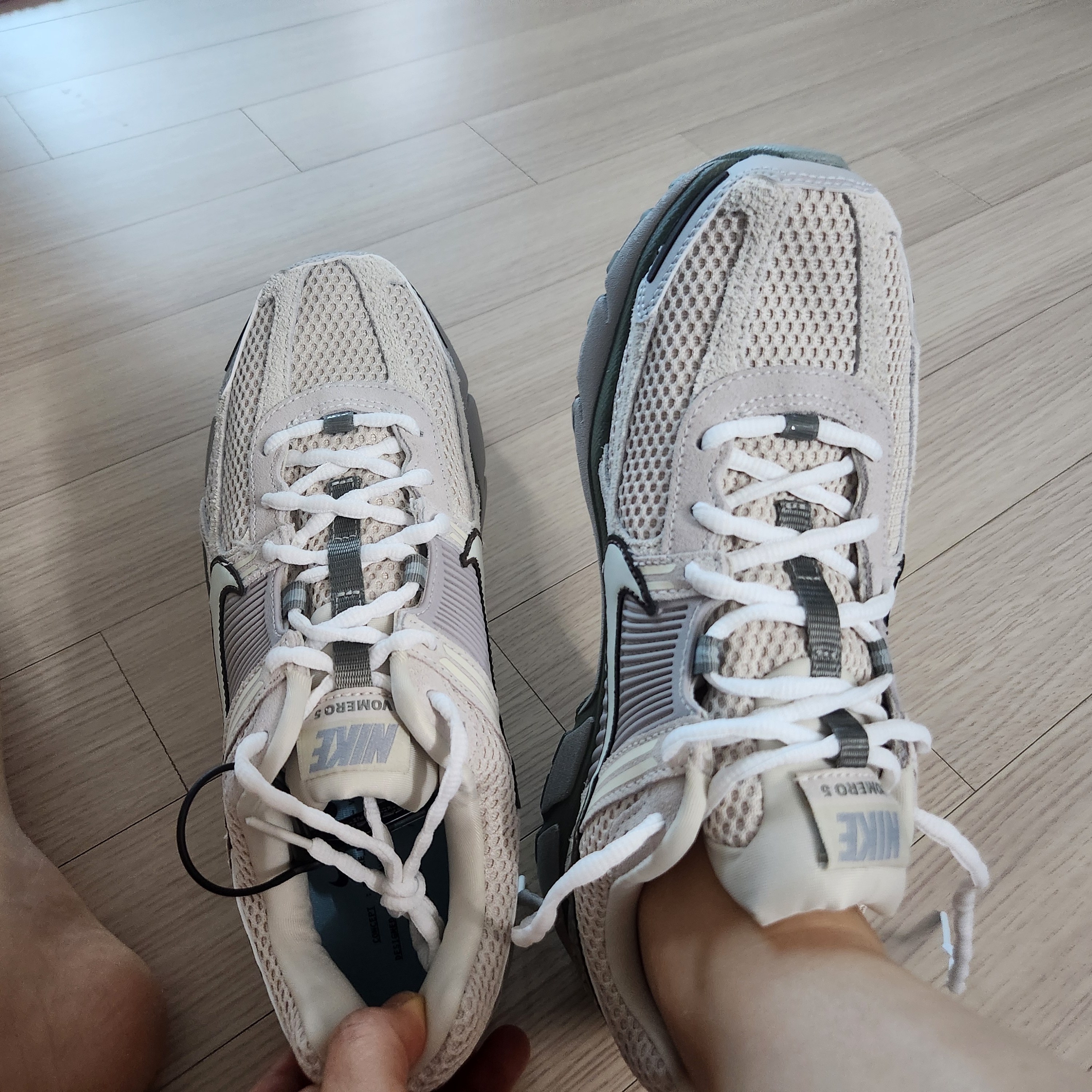 Nike Zoom Vomero 5 SE Light Orewood Brown 착용 스타일 - 5
