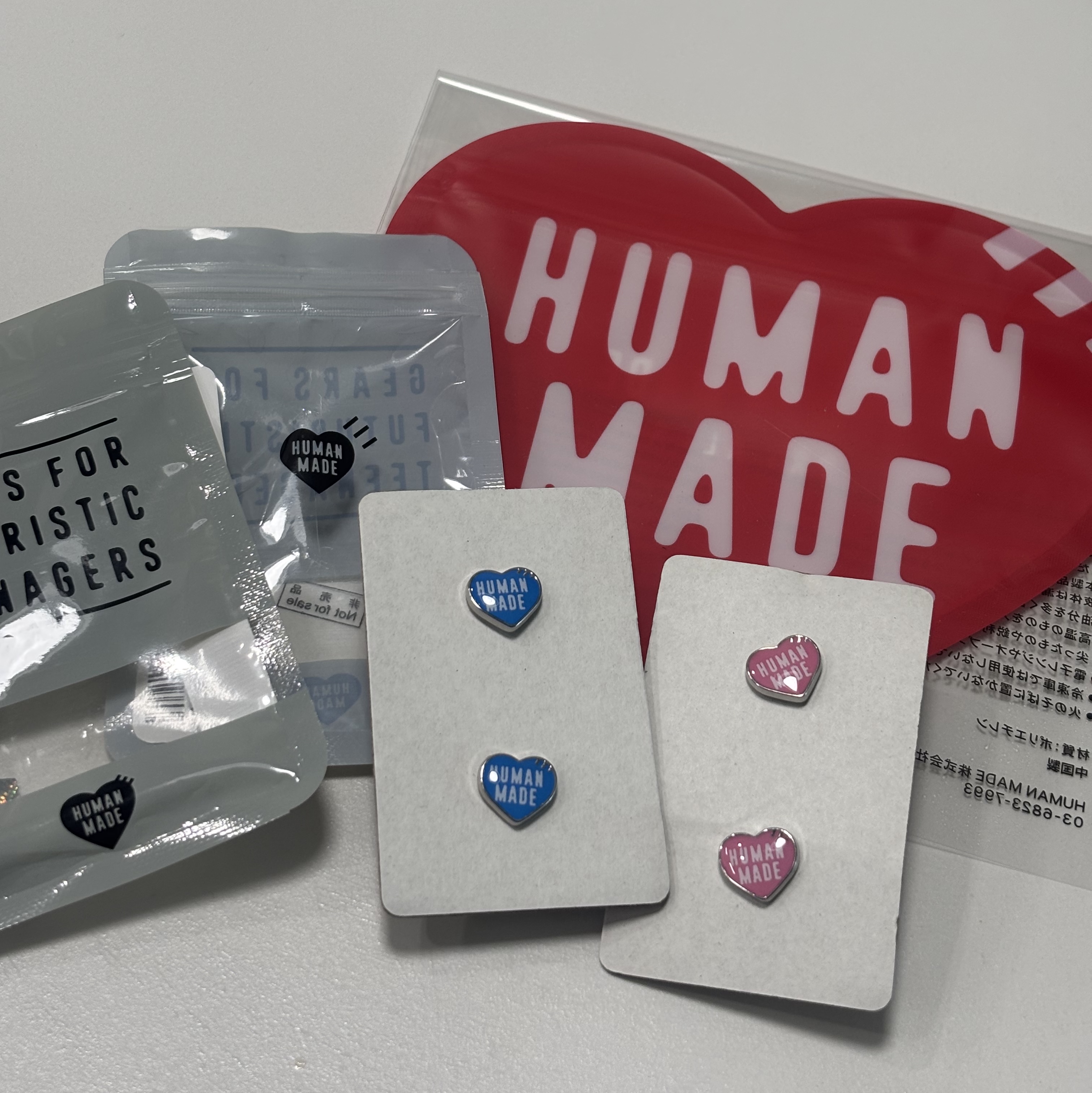 Human Made Heart Earrings Pink, Human Made Heart Earrings Blue 착용 스타일