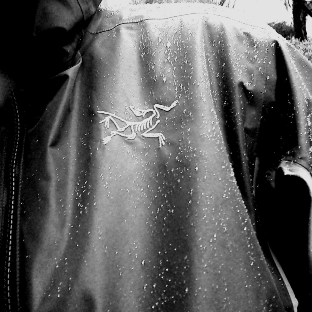 Arc'teryx Beta LT Jacket Black, Arc'teryx Gore 5 Panel Cap Black 착용 스타일 - 2
