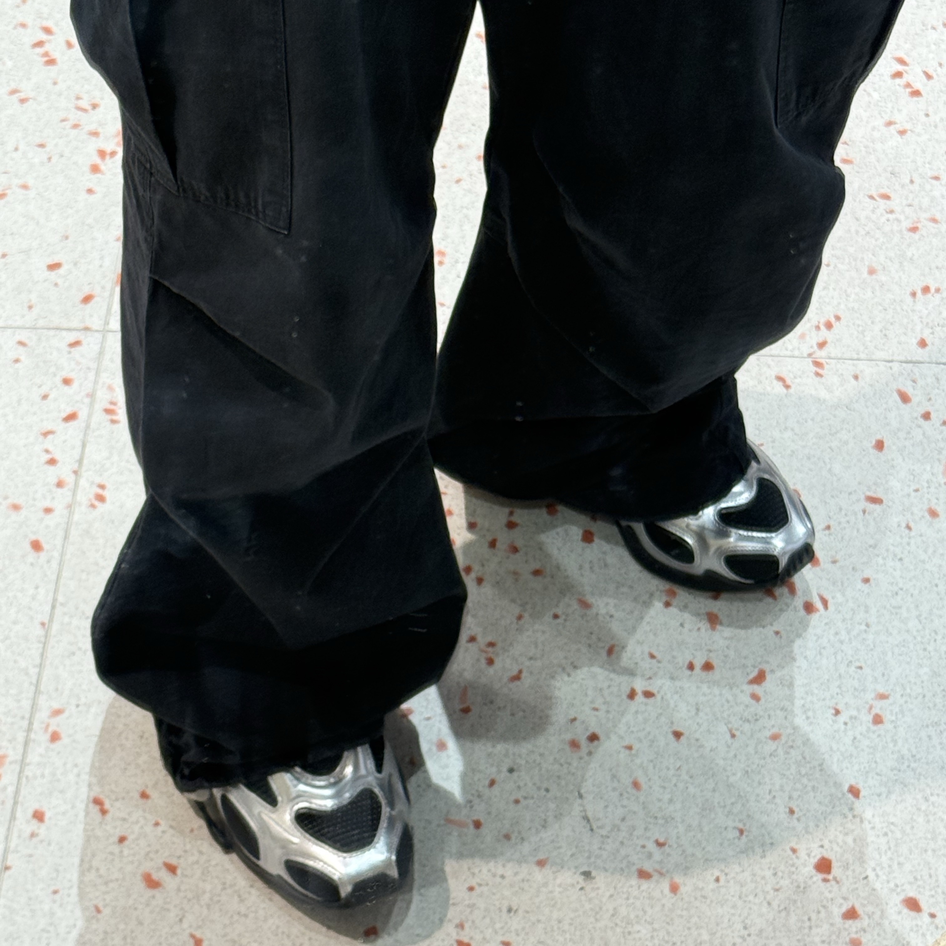 (W) Nike Air Max Muse Black and Metallic Silver 착용 스타일