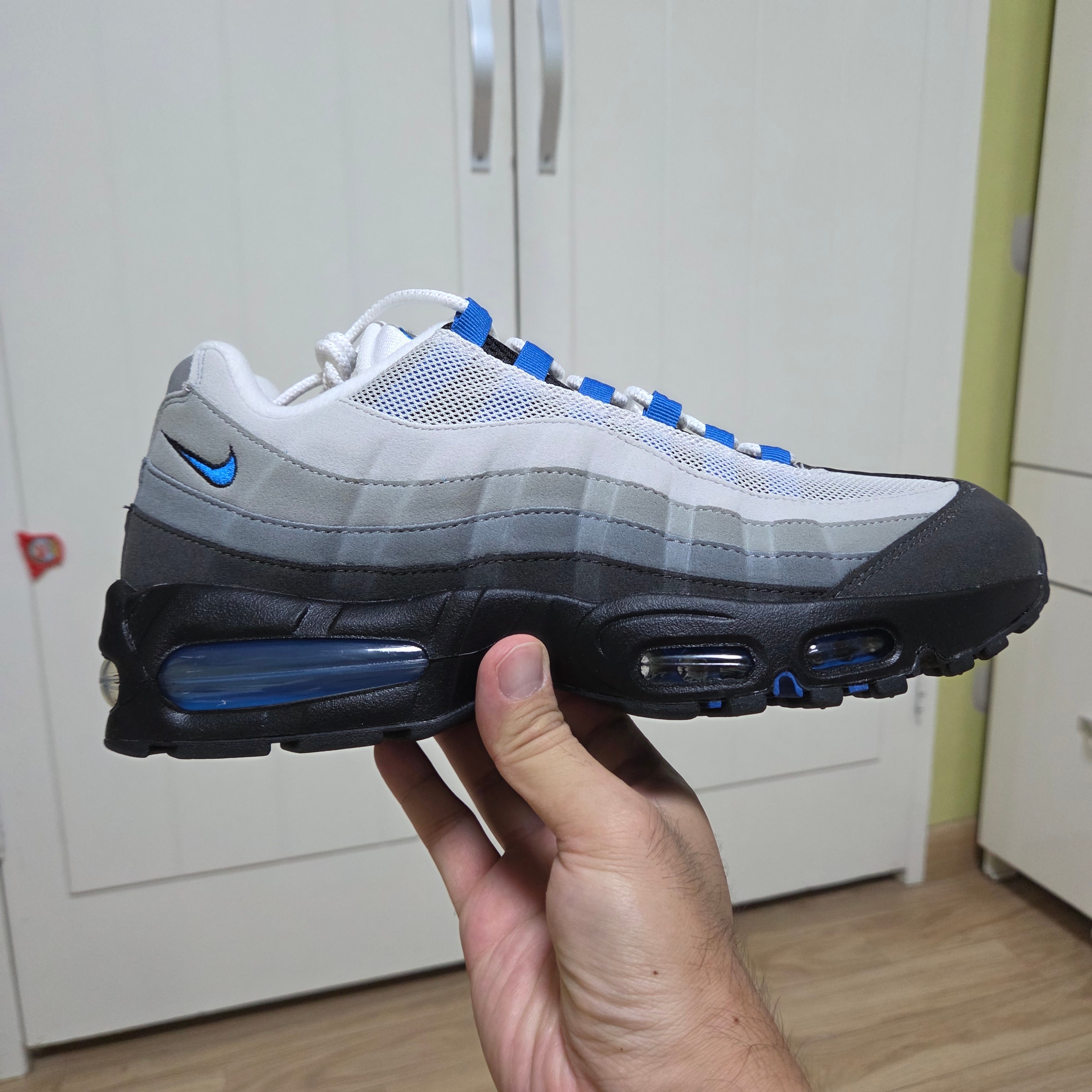 Nike Air Max 95 OG Cool Grey and Blue Spark 착용 스타일