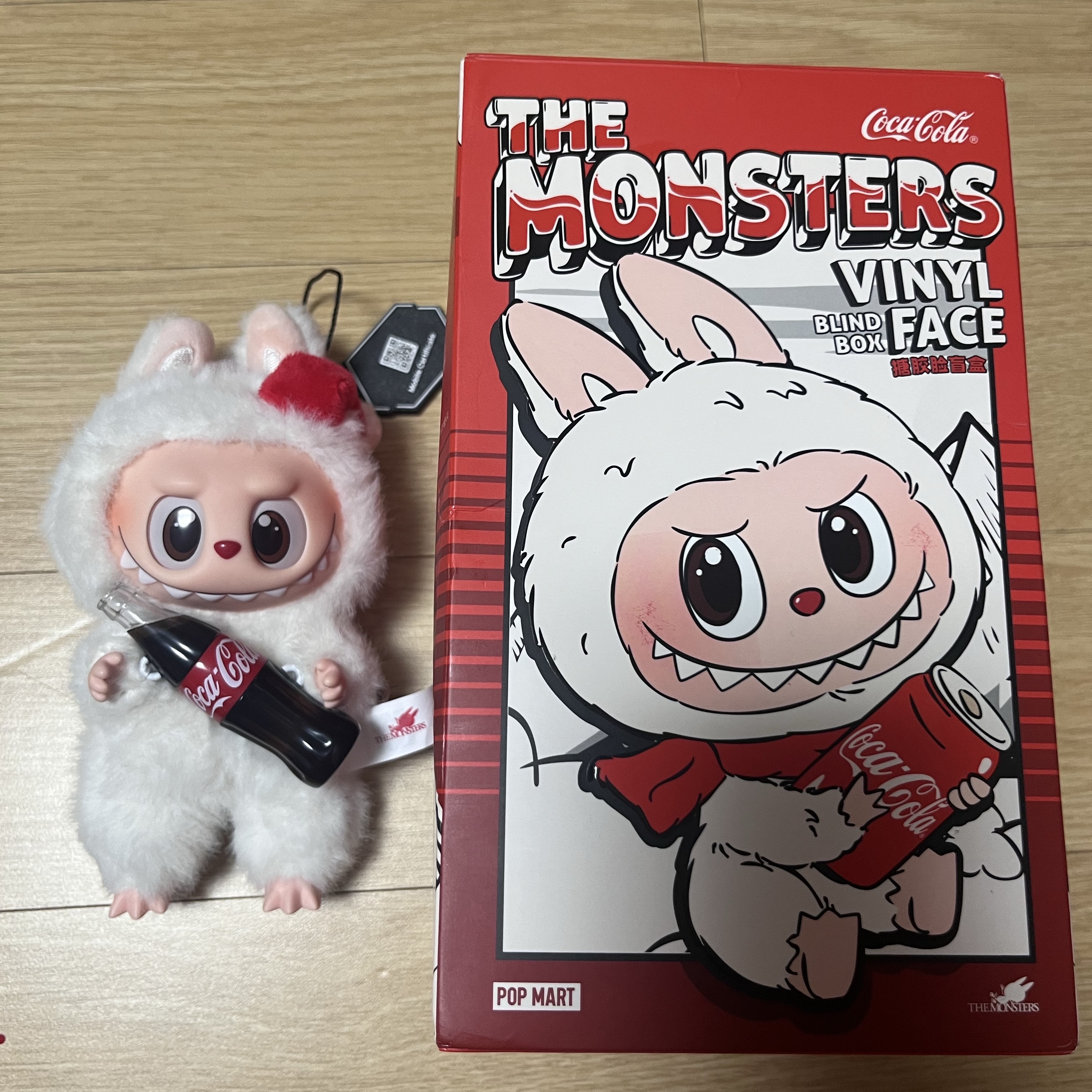 Pop Mart Labubu Coca Cola Series Surprise Shake Keyring (Opened Case) 착용 스타일