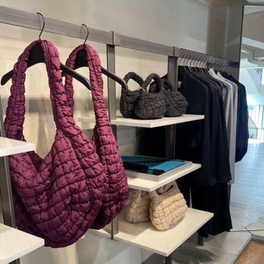 COS Quilted Oversized Shoulder Bag Burgundy 착용 스타일 - 6