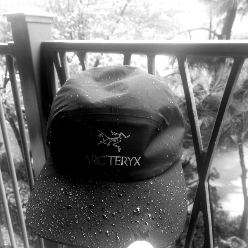 Arc'teryx Beta LT Jacket Black, Arc'teryx Gore 5 Panel Cap Black 착용 스타일 - 5