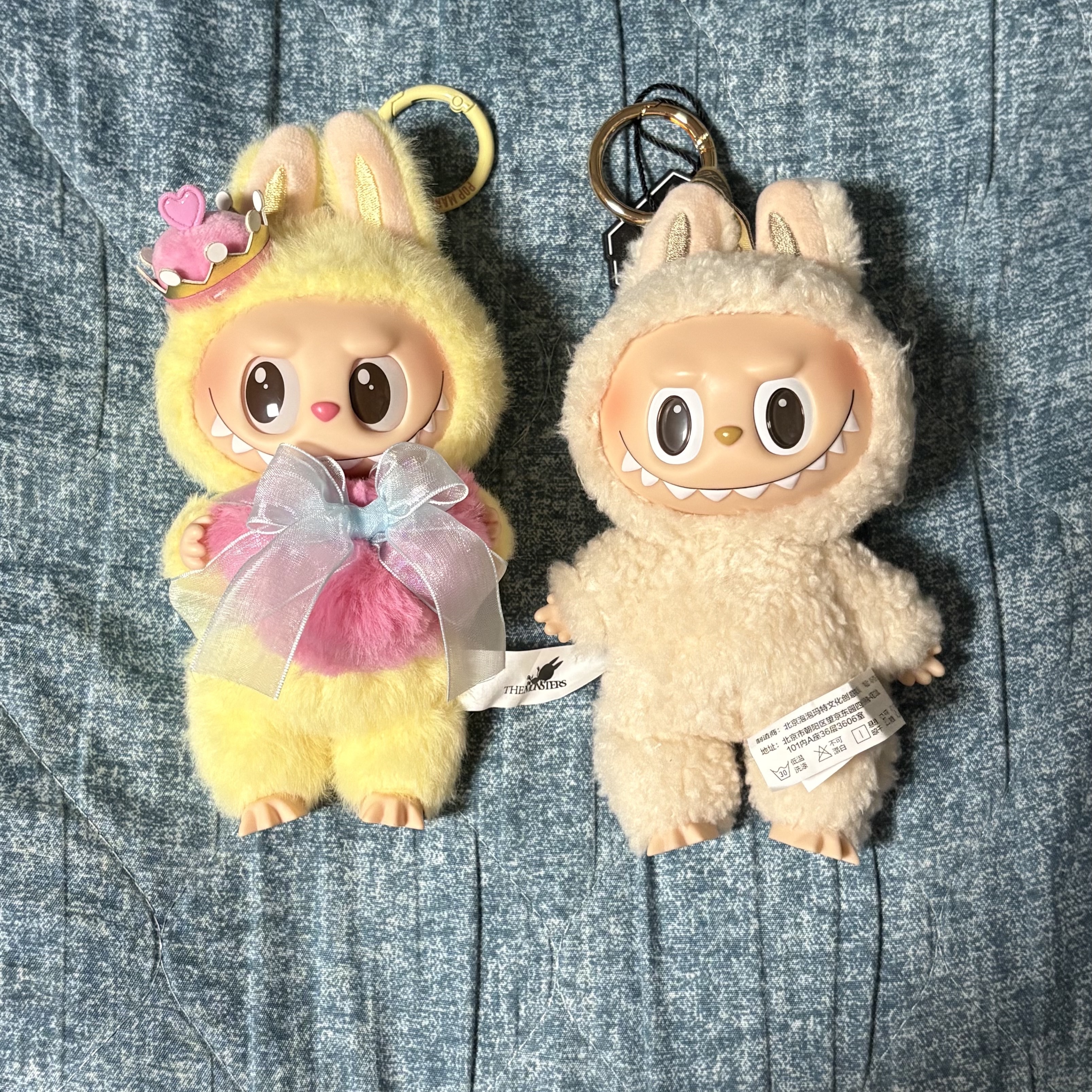 Pop Mart Labubu The Monsters Labubu Tasty Macarons Series Soymilk Keyring (Opened Case), Pop Mart The Monsters Checkmate Series Plush Keyring 착용 스타일 - 1