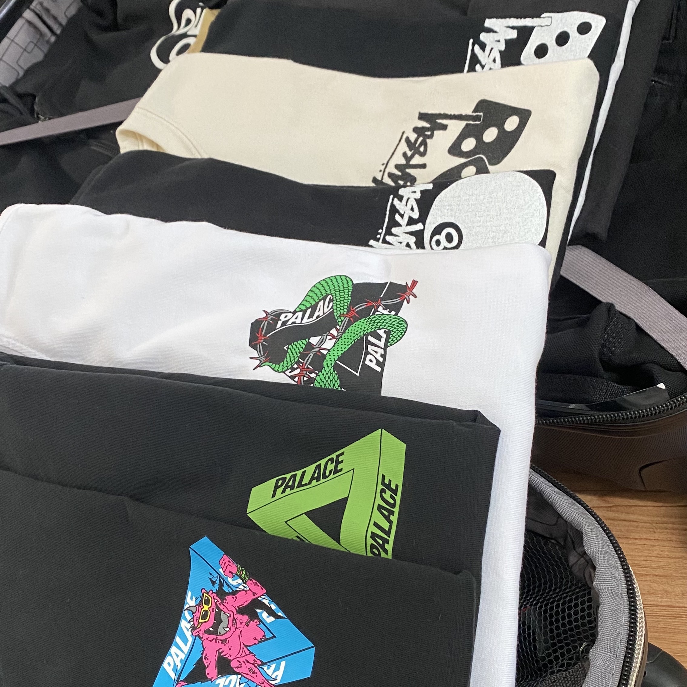 Palace M-Zone Mutant Ripper T-Shirt Black - 21SS, Palace Tri-Vex T-Shirt White Green - 25SS 착용 스타일 - 1