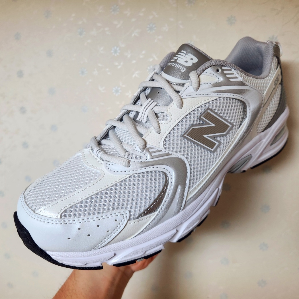 New Balance 530 Munsell White Silver Metallic 착용 스타일 - 1