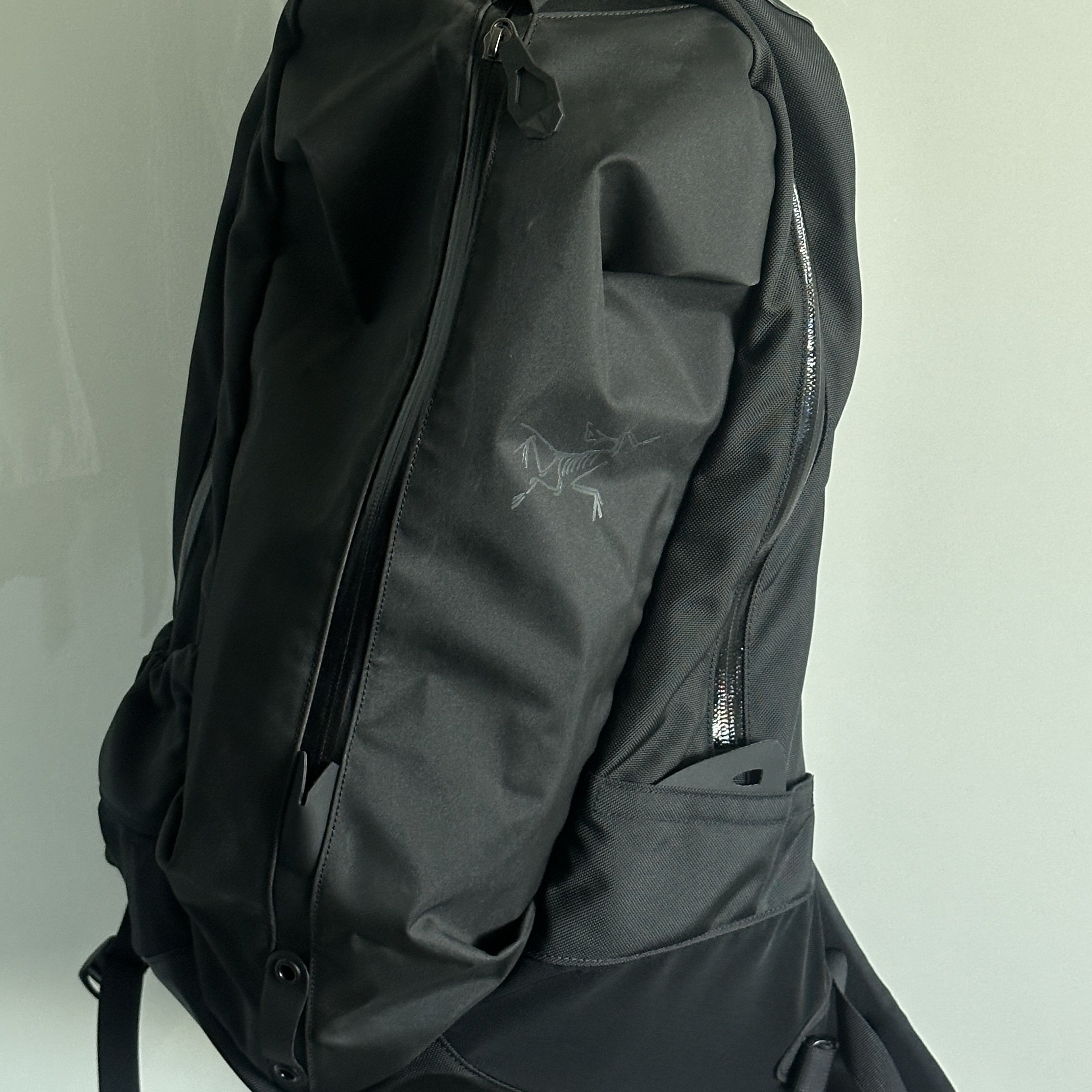 Arc'teryx Arro 22 Backpack Black II 착용 스타일 - 1