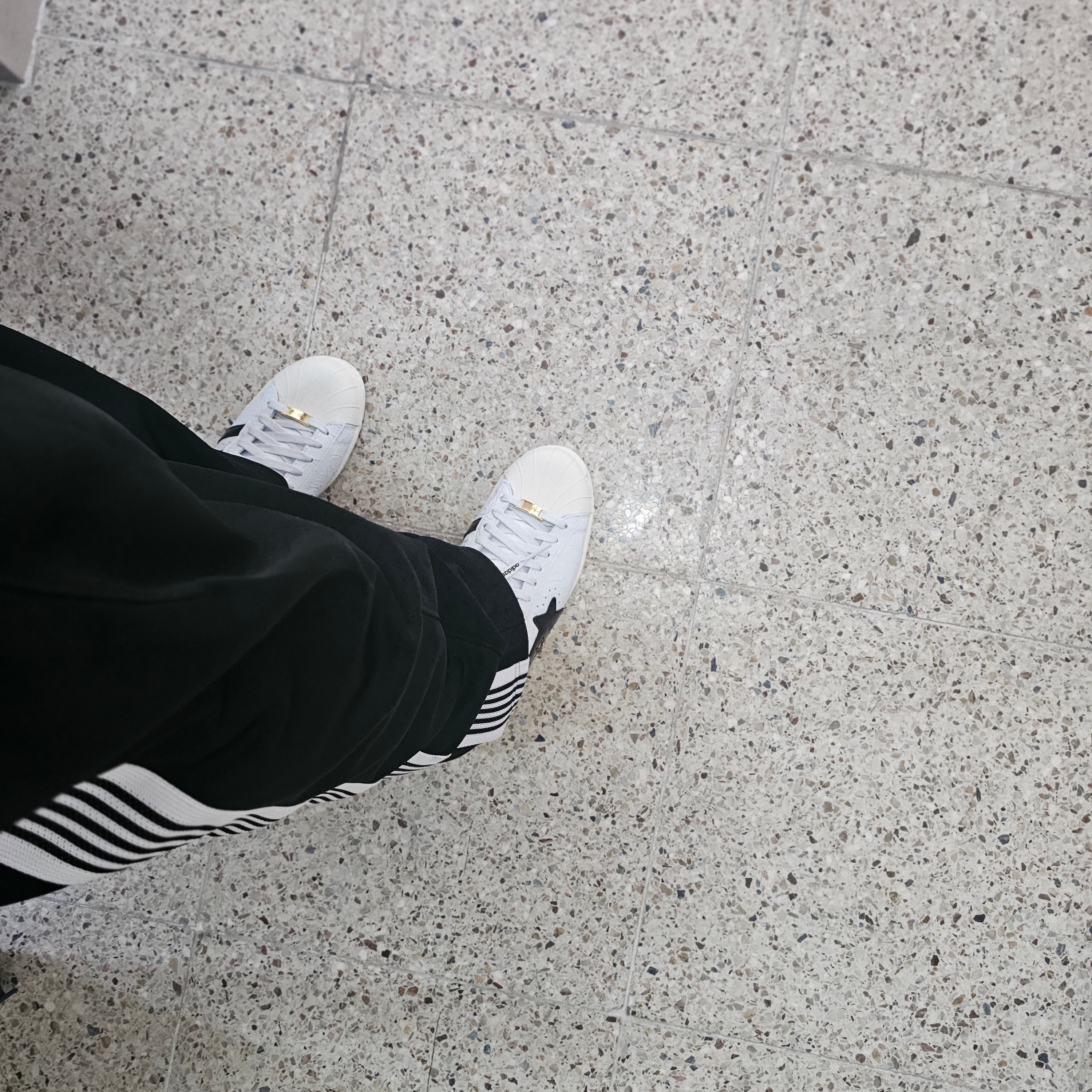 Adidas x BAPE Superstar Vintage Cloud White Core Black 착용 스타일 - 1