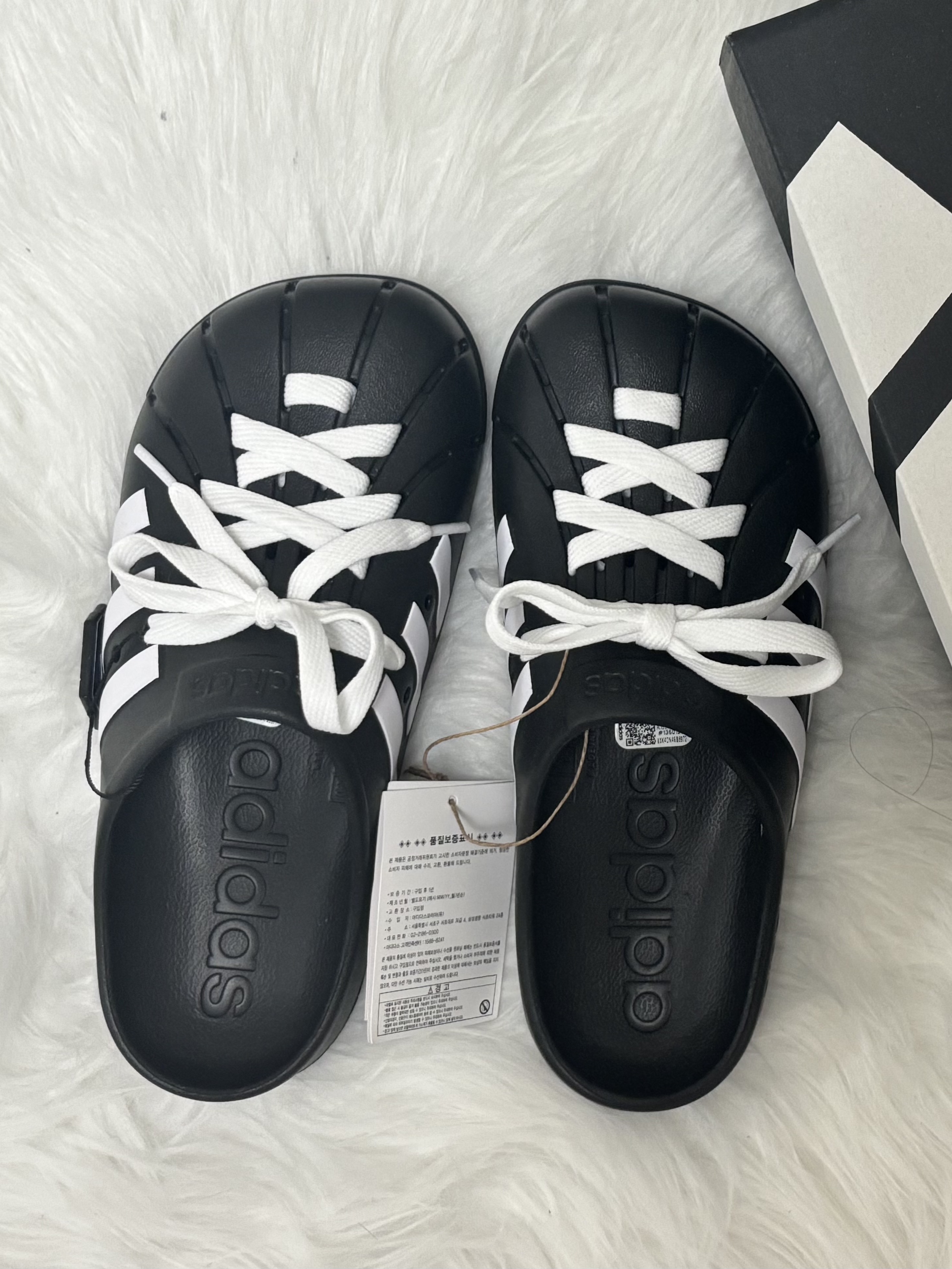 Adidas Adilette Clog Black White 착용 스타일 - 2
