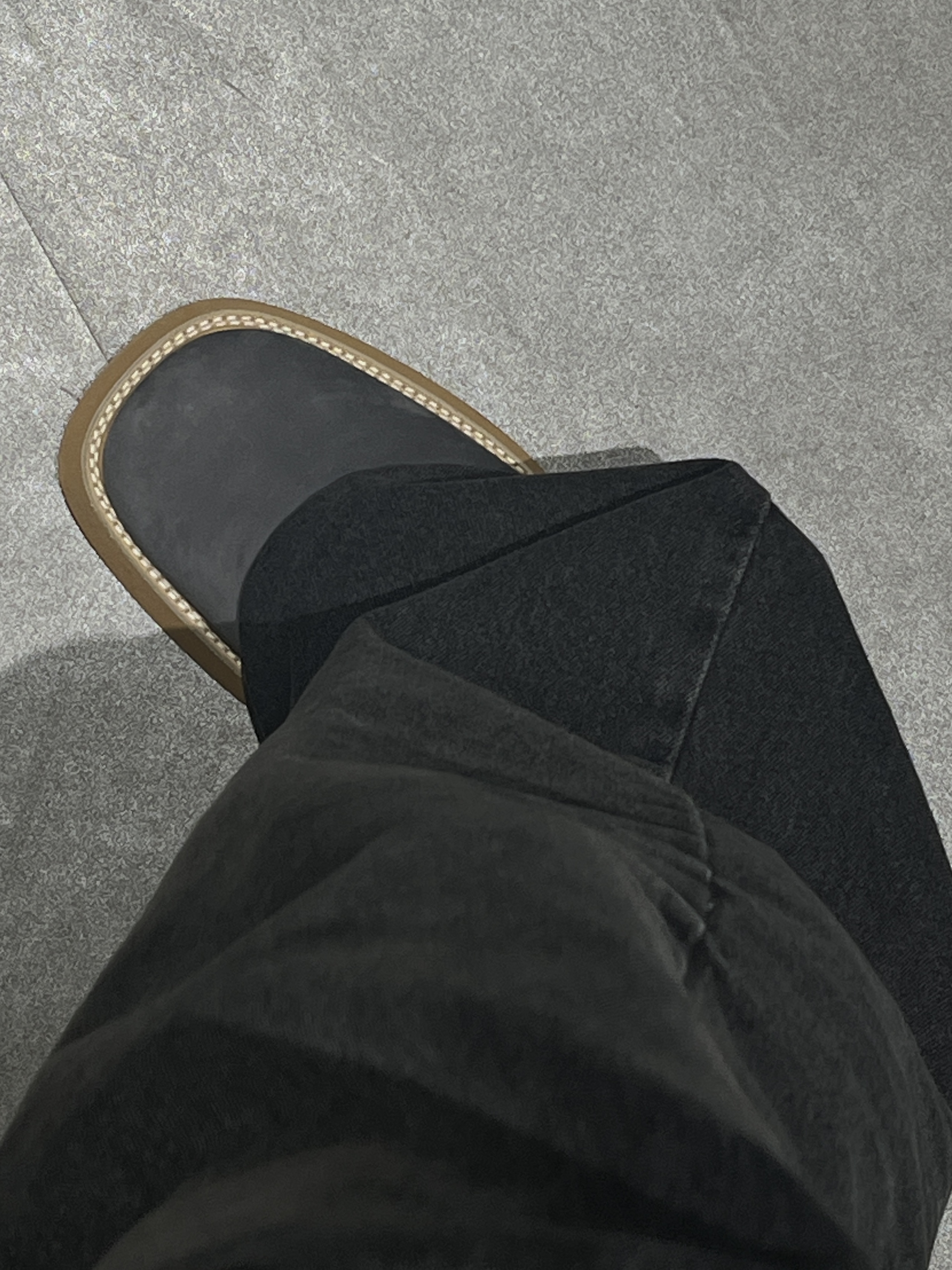 Jacquemus Les Chaussures Carre Derbies Dark Grey, Stussy 8 Ball Studded Belt Raw Cowhide Hair 착용 스타일 - 2