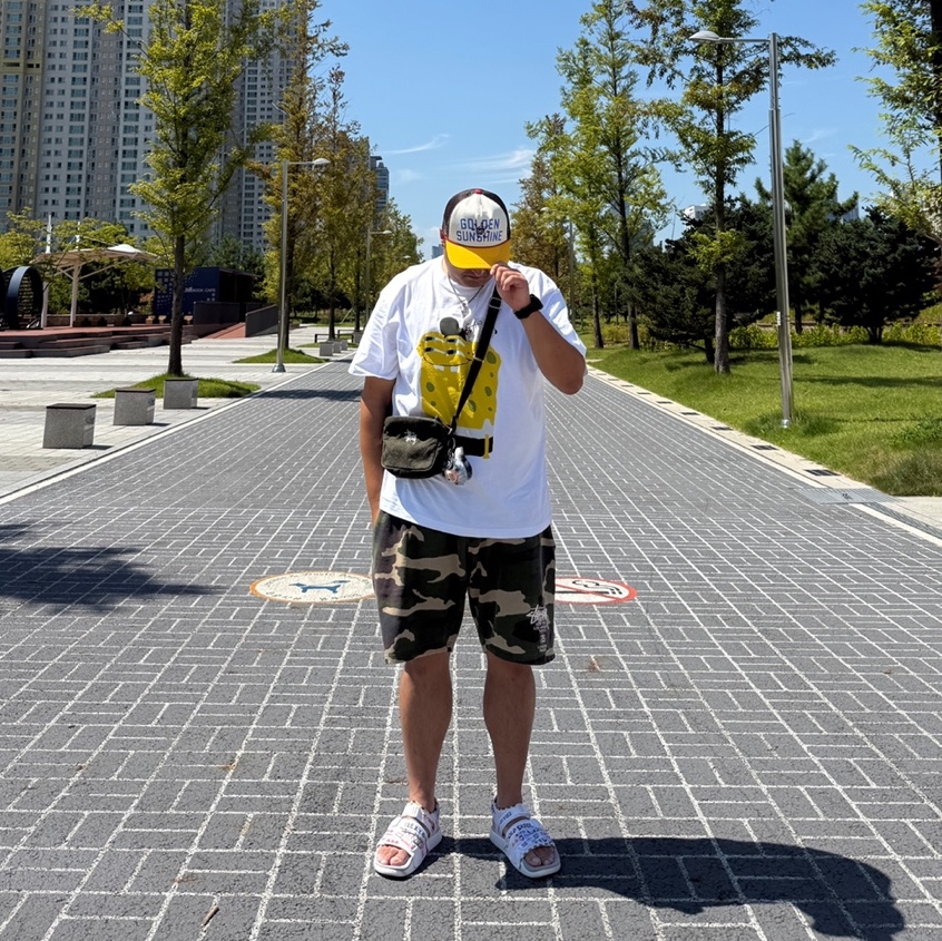 Uniqlo UT x CPFM x SpongeBob Graphic T-Shirt C White - KR, Stussy Canvas Side Pouch Washed Black 착용 스타일 - 1