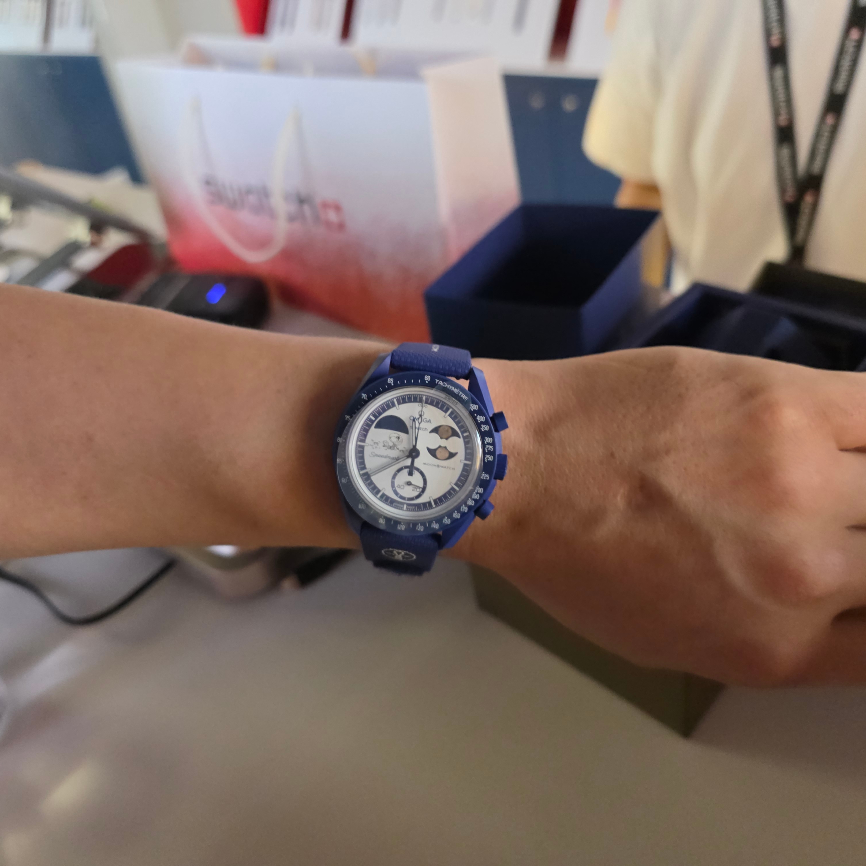 Swatch x Omega x Snoopy Bioceramic Moonswatch August's Mission To Earthphase 42mm Moonshine Gold 착용 스타일 - 1