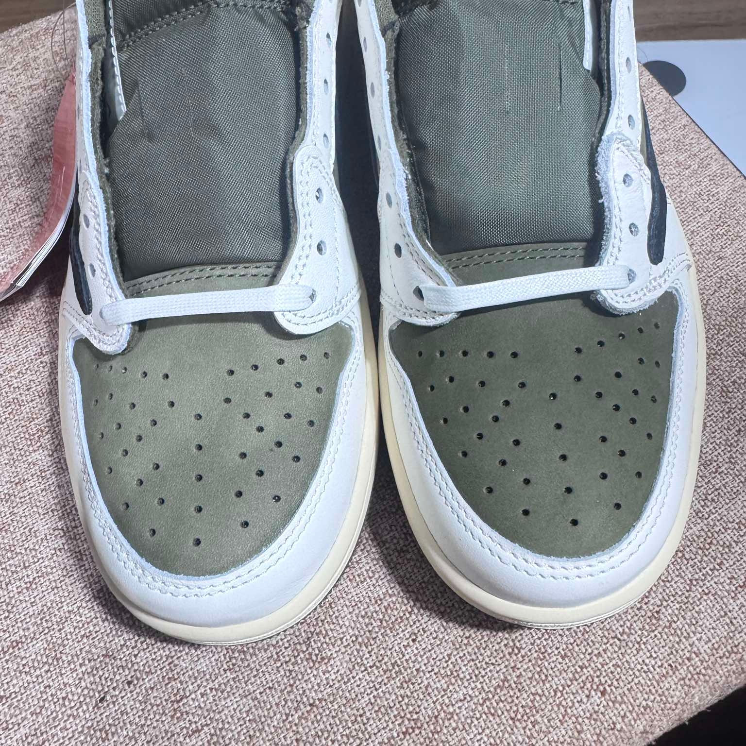 Jordan 1 x Travis Scott Retro Low OG SP Reverse Olive 착용 스타일