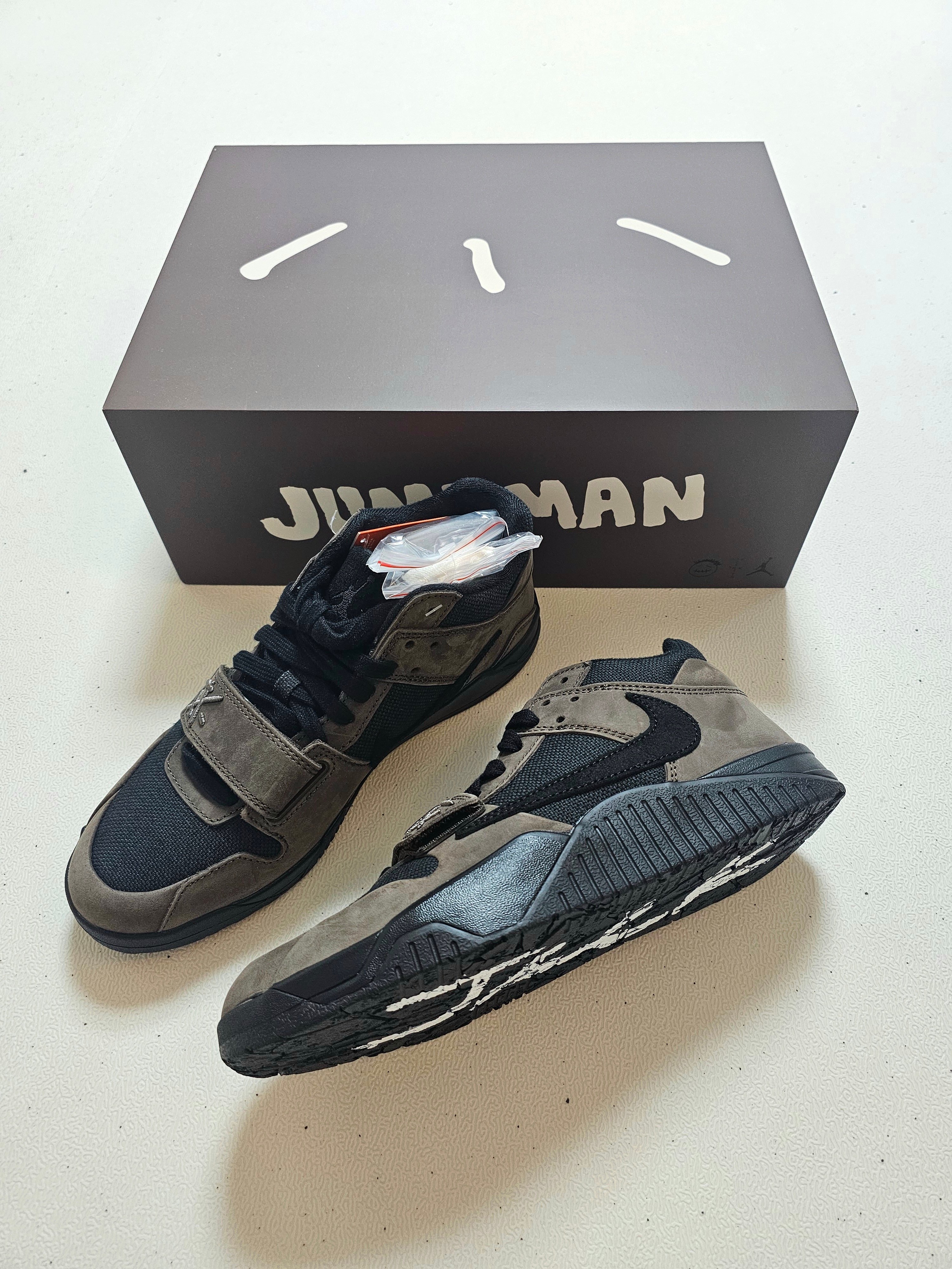 Jordan x Travis Scott Jumpman Jack TR Black and Dark Mocha 착용 스타일 - 1