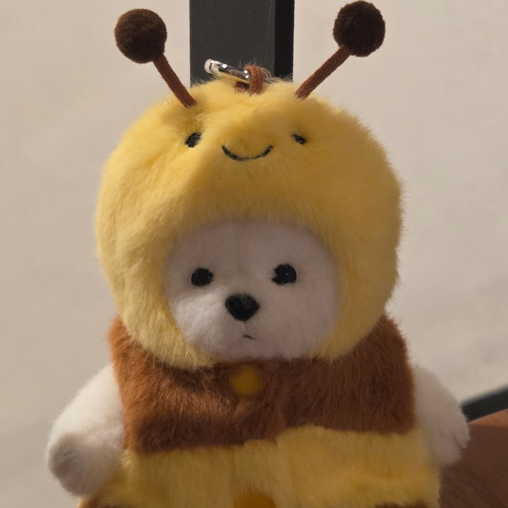 Teddy Tales Lina Bear Signature Keyring White 착용 스타일 - 2