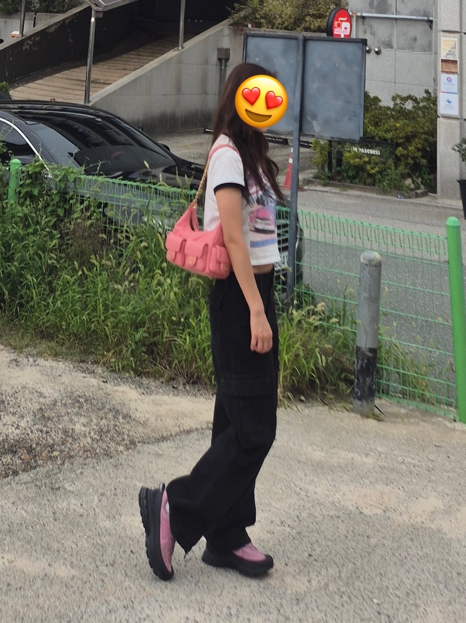 (W) Nike Zoom Vomero Roam Anthracite Elemental Pink 착용 스타일