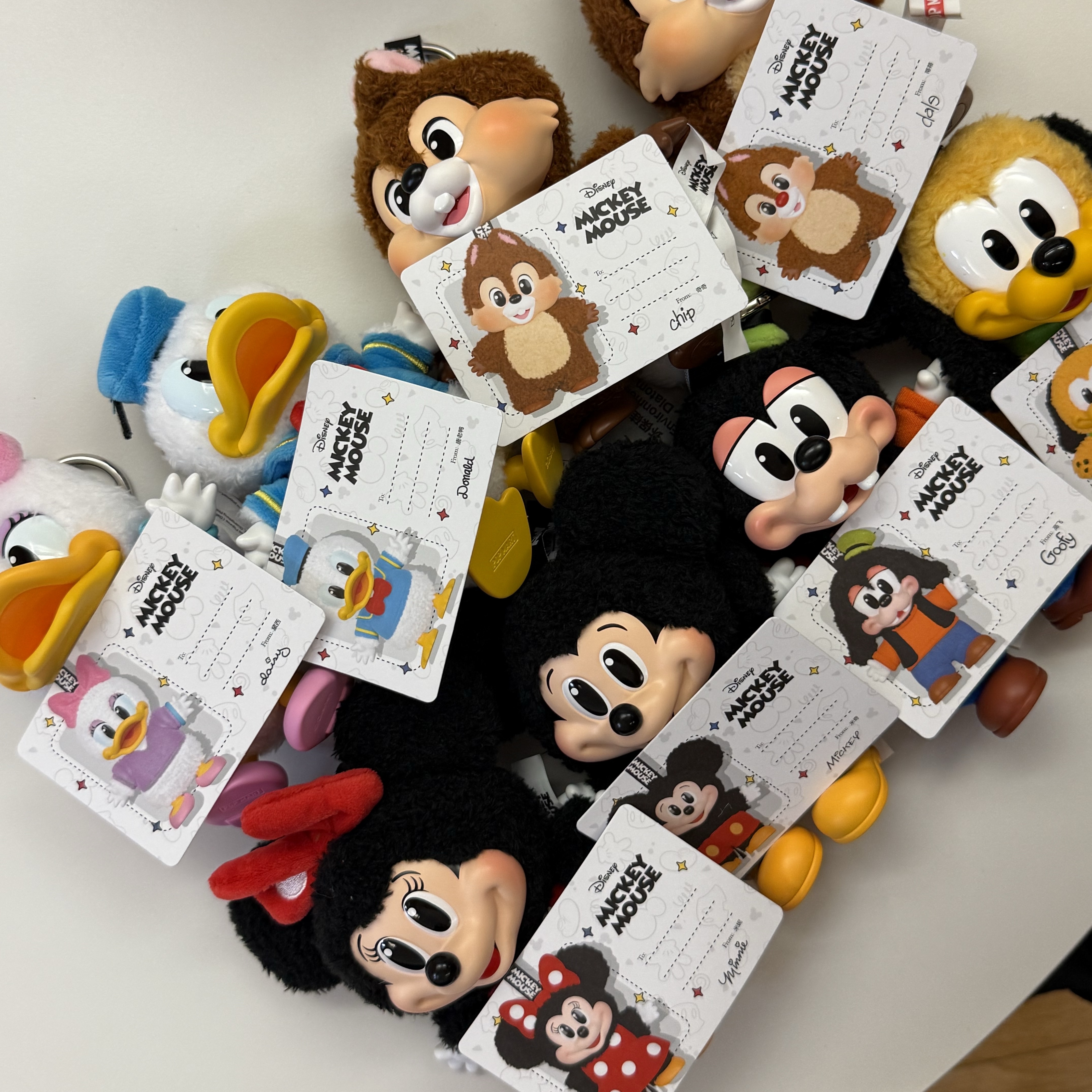 Pop Mart Mickey Family Cute Together Keychain Series Figures Sealed Case (8 Blind Boxes) 착용 스타일