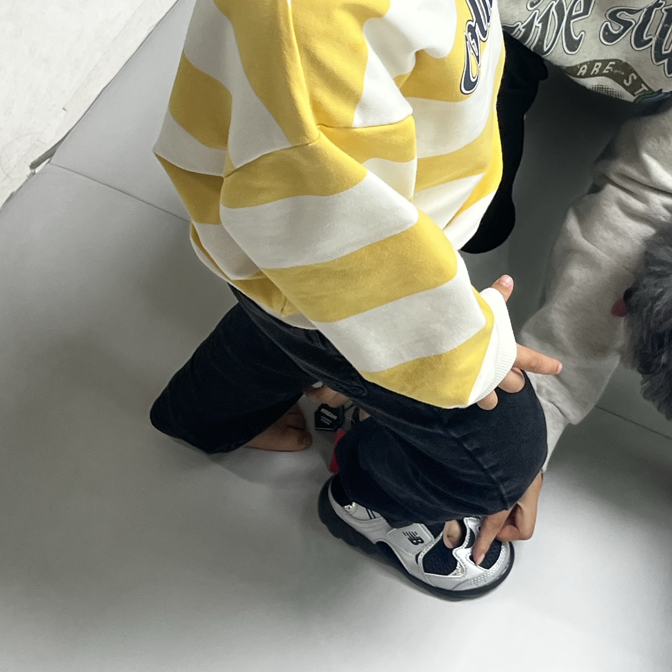 (Kids) New Balance Freedle 920 Sandal Gray 착용 스타일