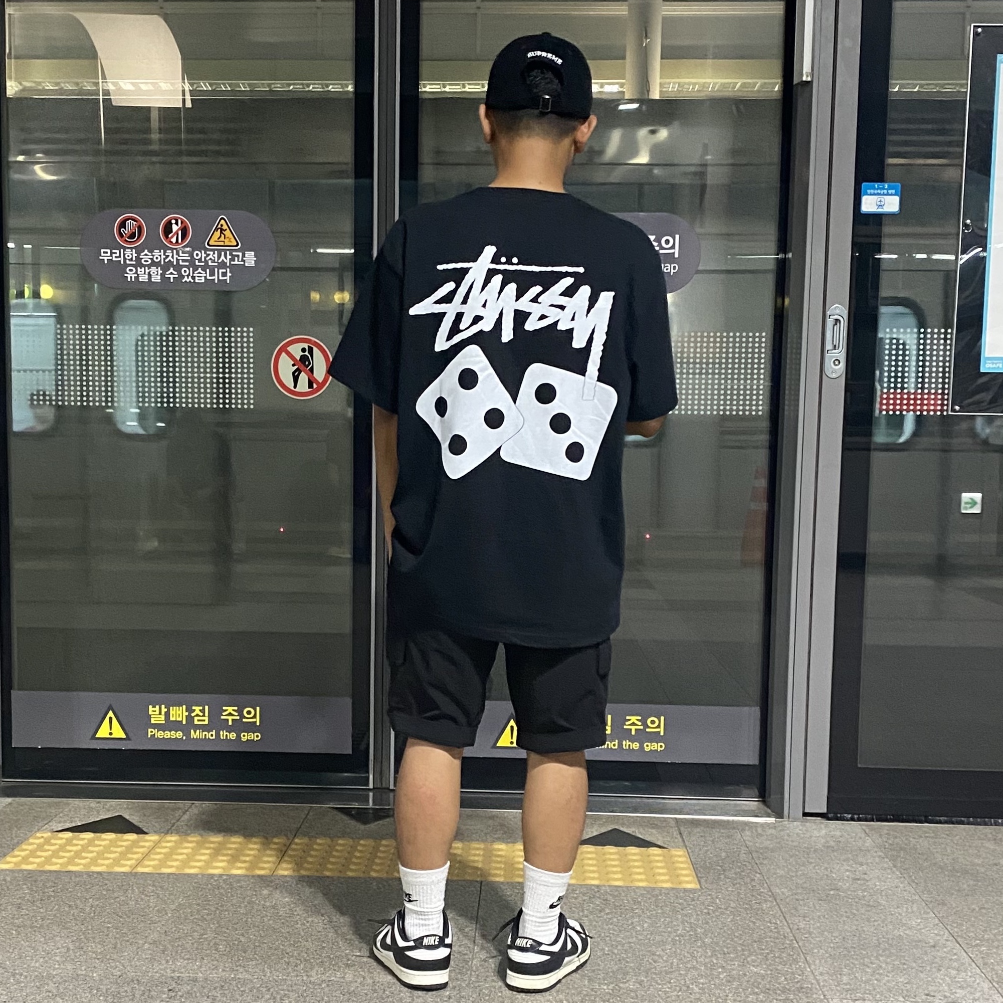 C.P. Company Cargo Short Pants Black - 25SS, Stussy Dice Pigment Dyed T-Shirt Black 2023 착용 스타일