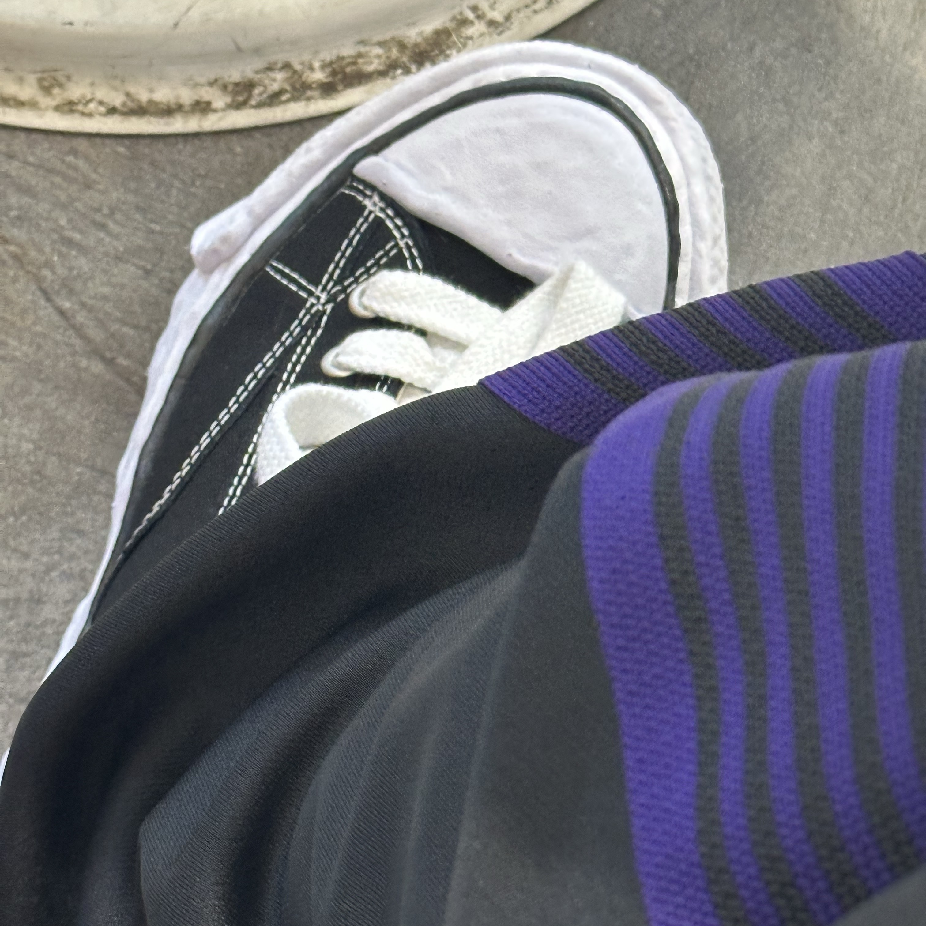 Maison Mihara Yasuhiro Peterson23 OG Sole Canvas Low-top Sneakers Black, Needles H.D. Track Pants Poly Smooth Purple 착용 스타일 - 1