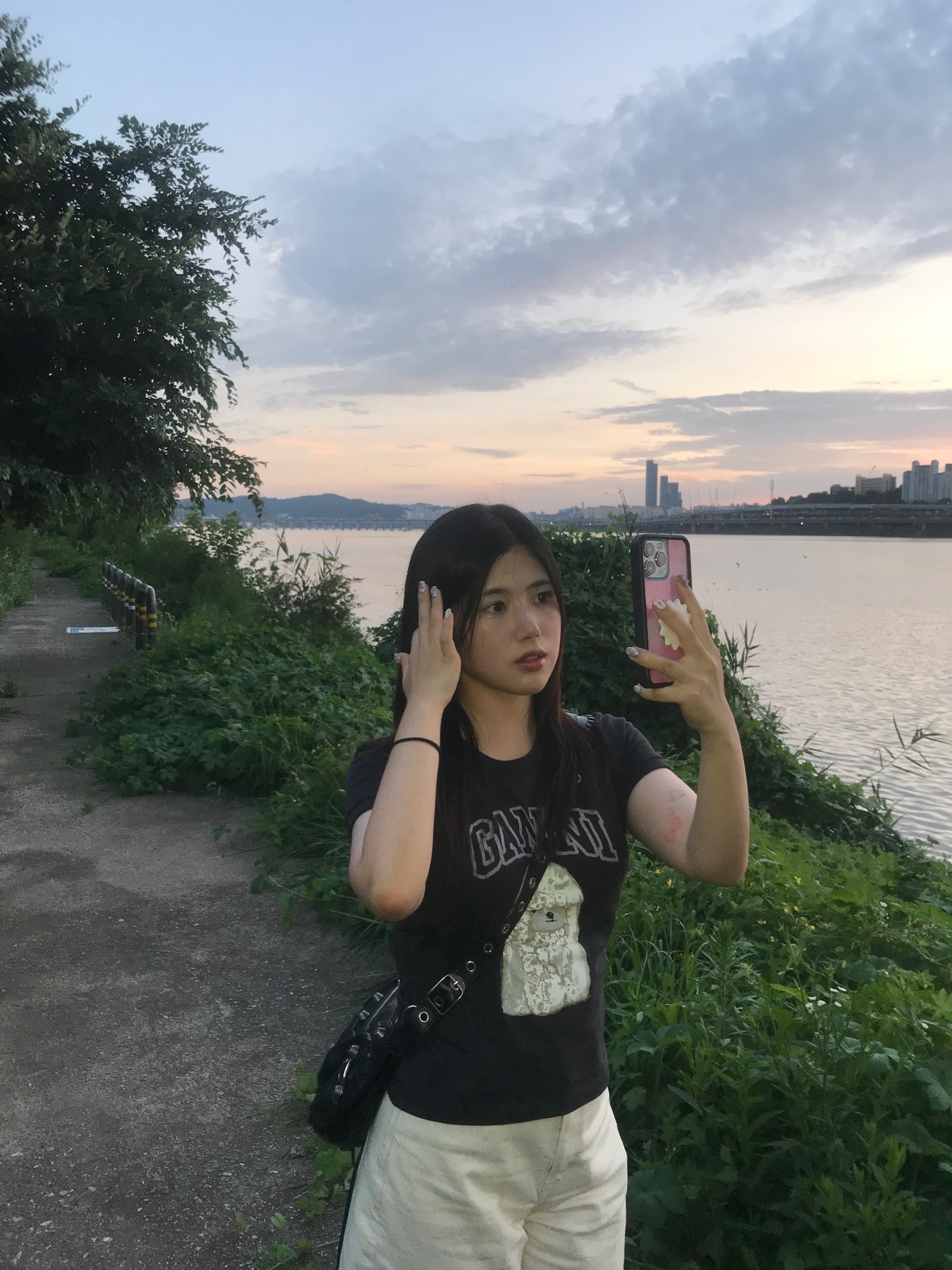 (W) Ganni Poodle Graphic T-Shirt Phantom 착용 스타일