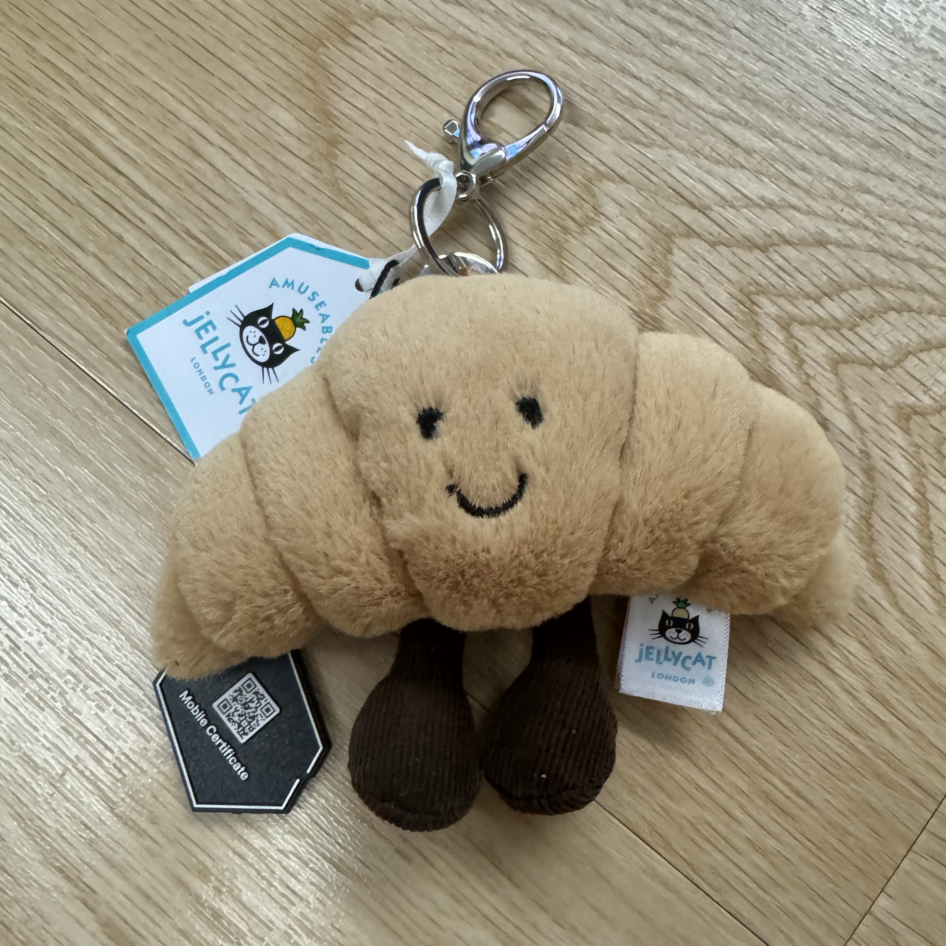 Jellycat Amuseable Croissant Bag Charm Brown 착용 스타일