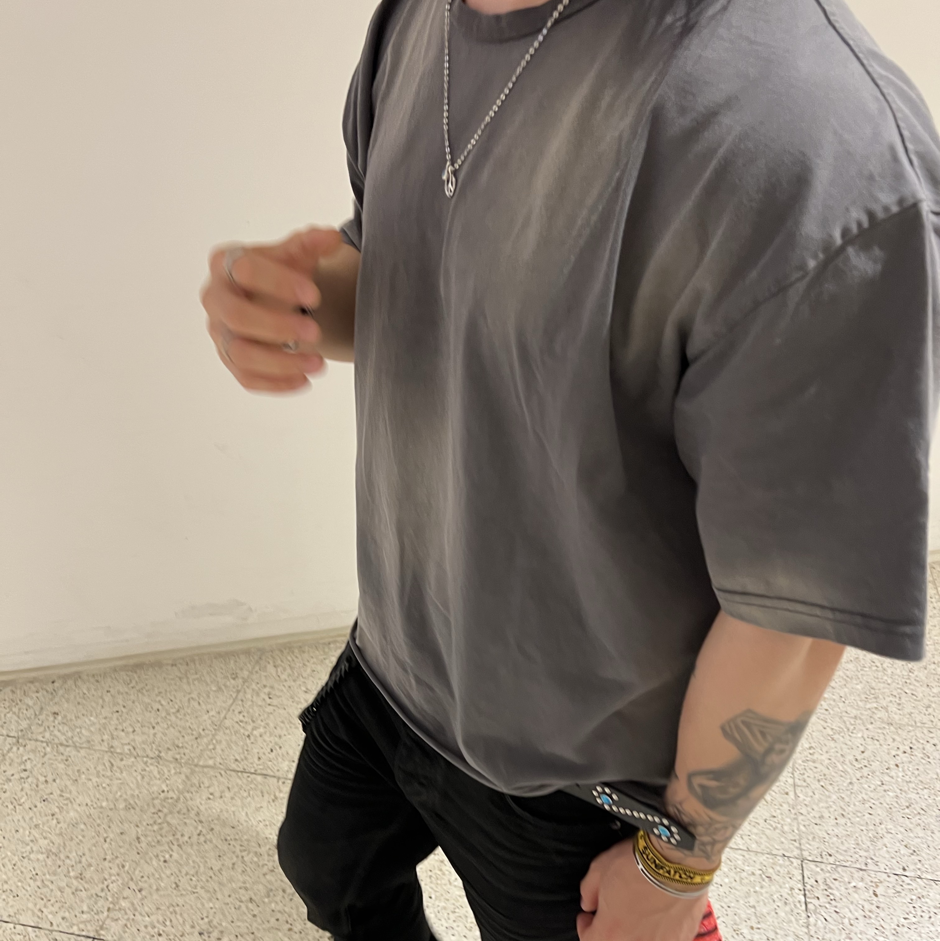 Aoiro Low-Key Cropped S/S T-Shirt Washed Grey 착용 스타일 - 1
