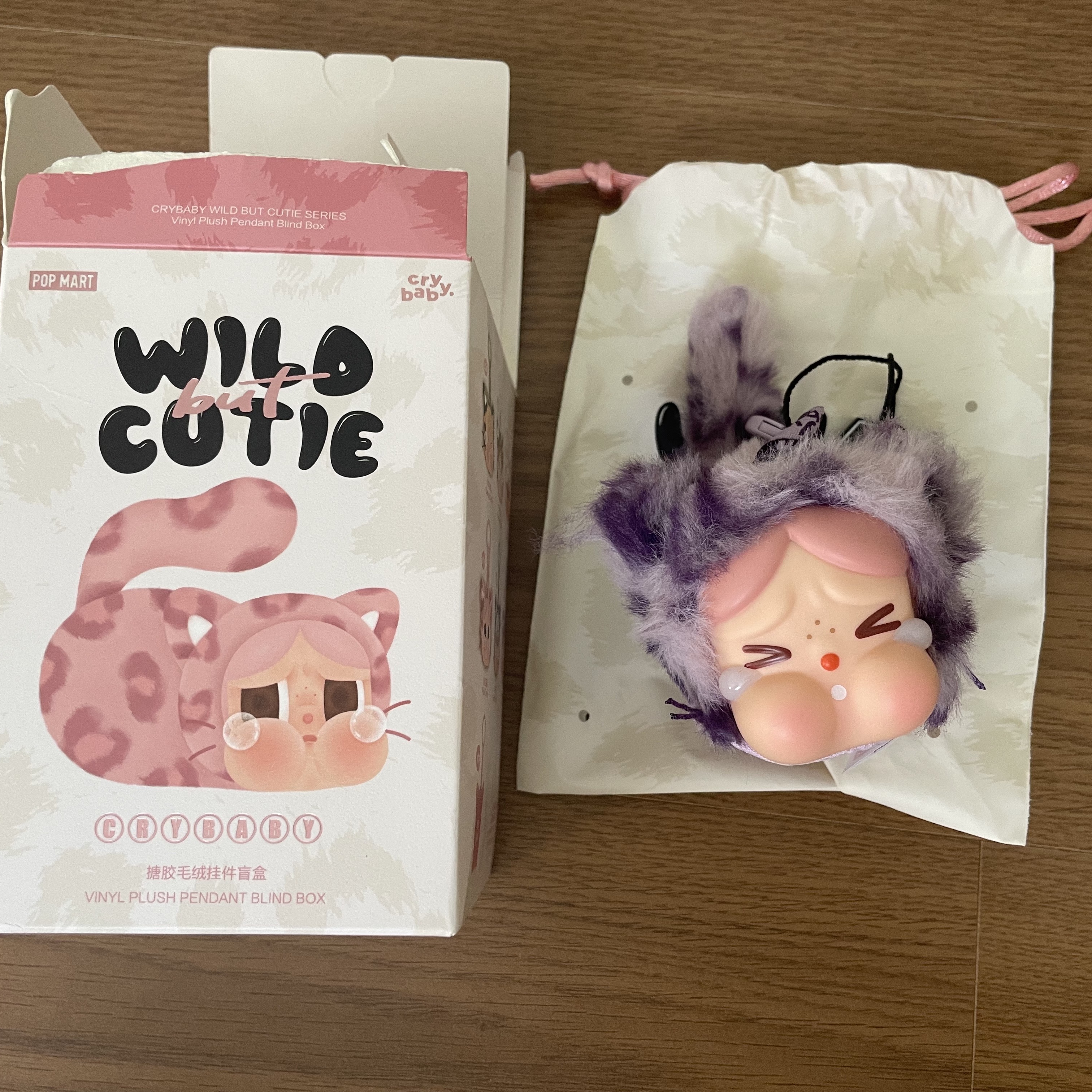 Pop Mart Crybaby Wild But Cutie Series Vinyl Plush Pendant Neon Cutie (Opened Case) 착용 스타일 - 2