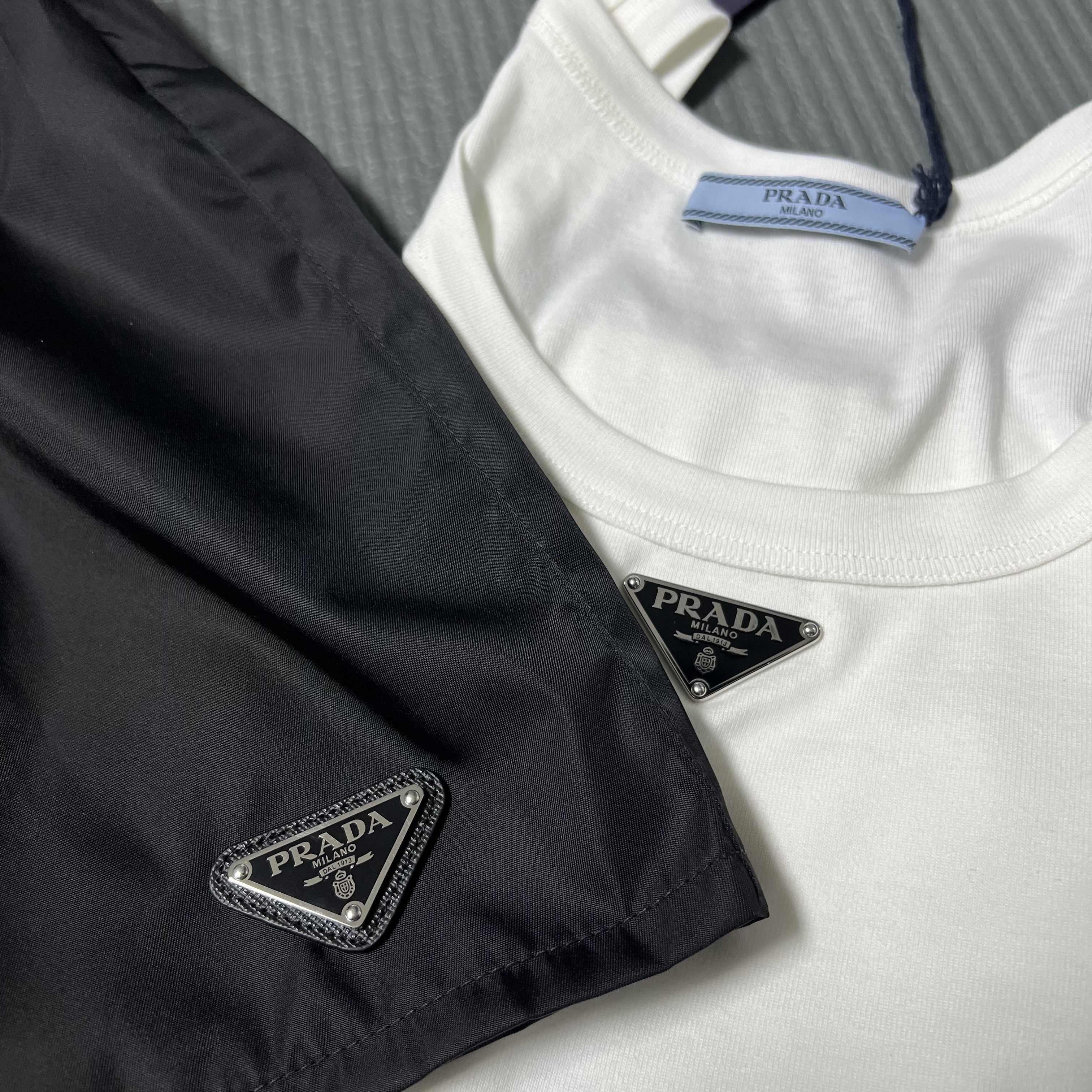(W) Prada Ribbed Knit Jersey Tank Top White, (W) Prada Re-Nylon Shorts Black 착용 스타일 - 1
