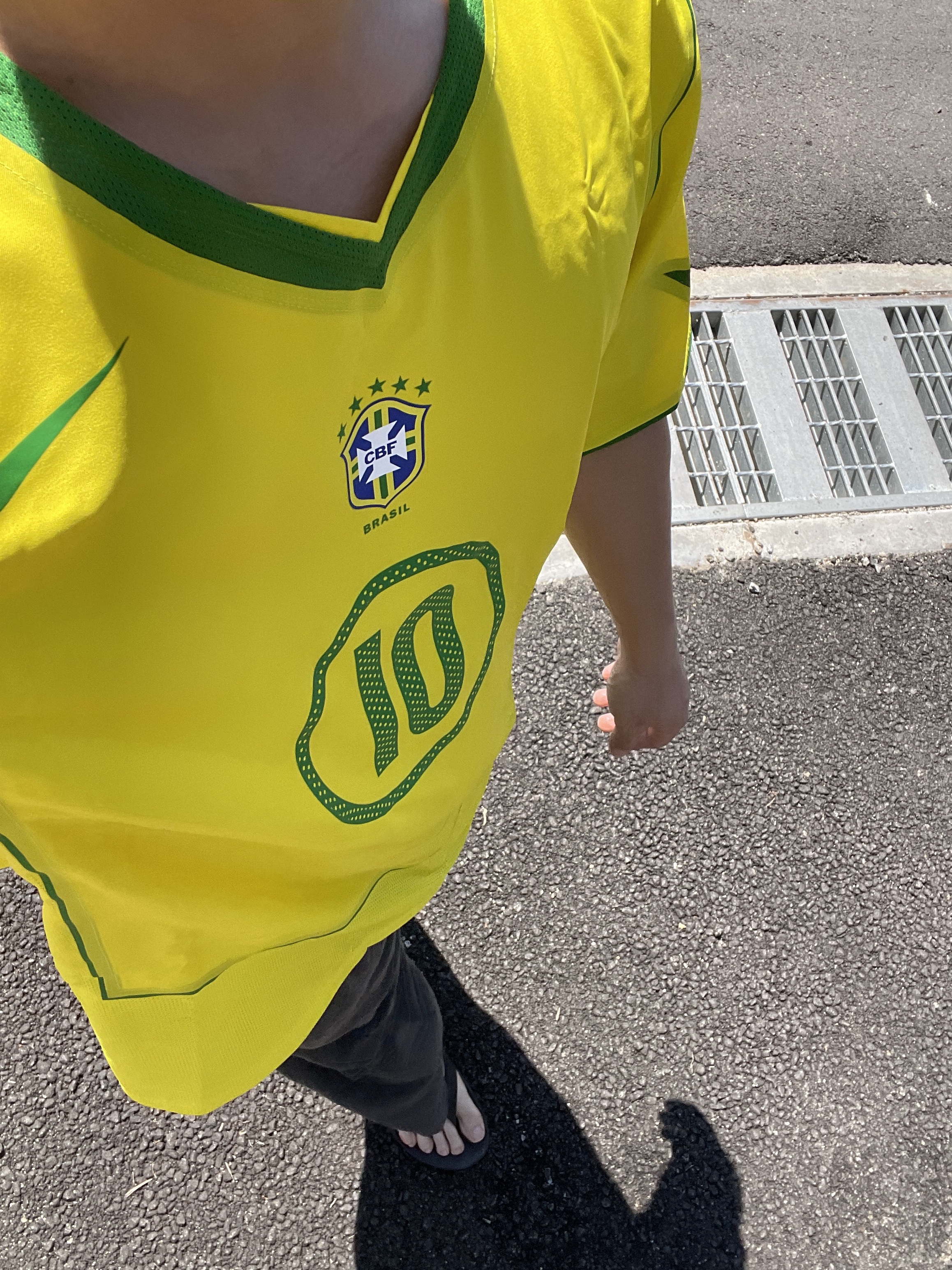 Nike Ronaldinho Brazil 2004 Total 90 Reissue Soccer Replica Jersey (Marking Ver.), Oofos OOriginal Black 착용 스타일