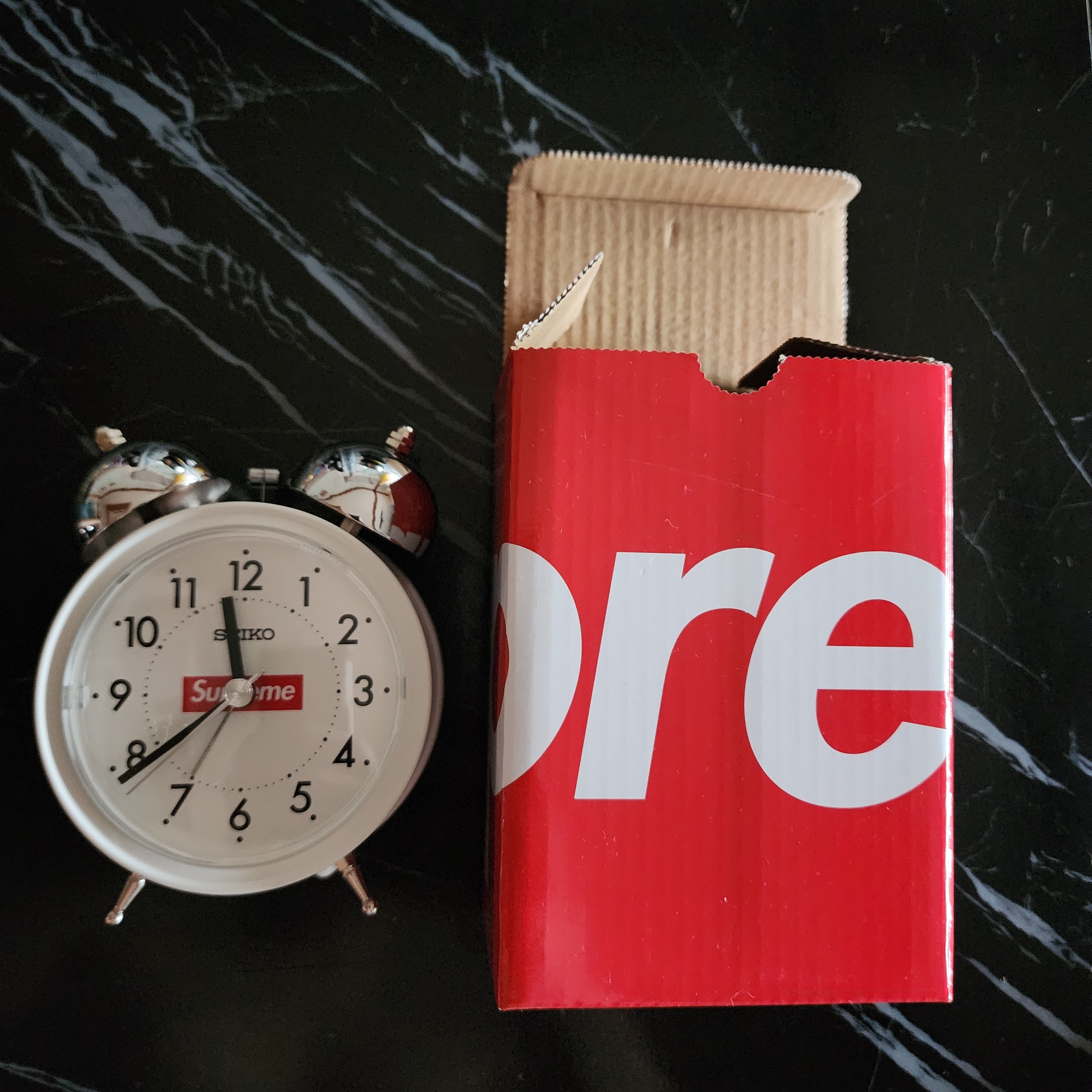 Supreme x Seiko Alarm Clock White - 22FW 착용 스타일