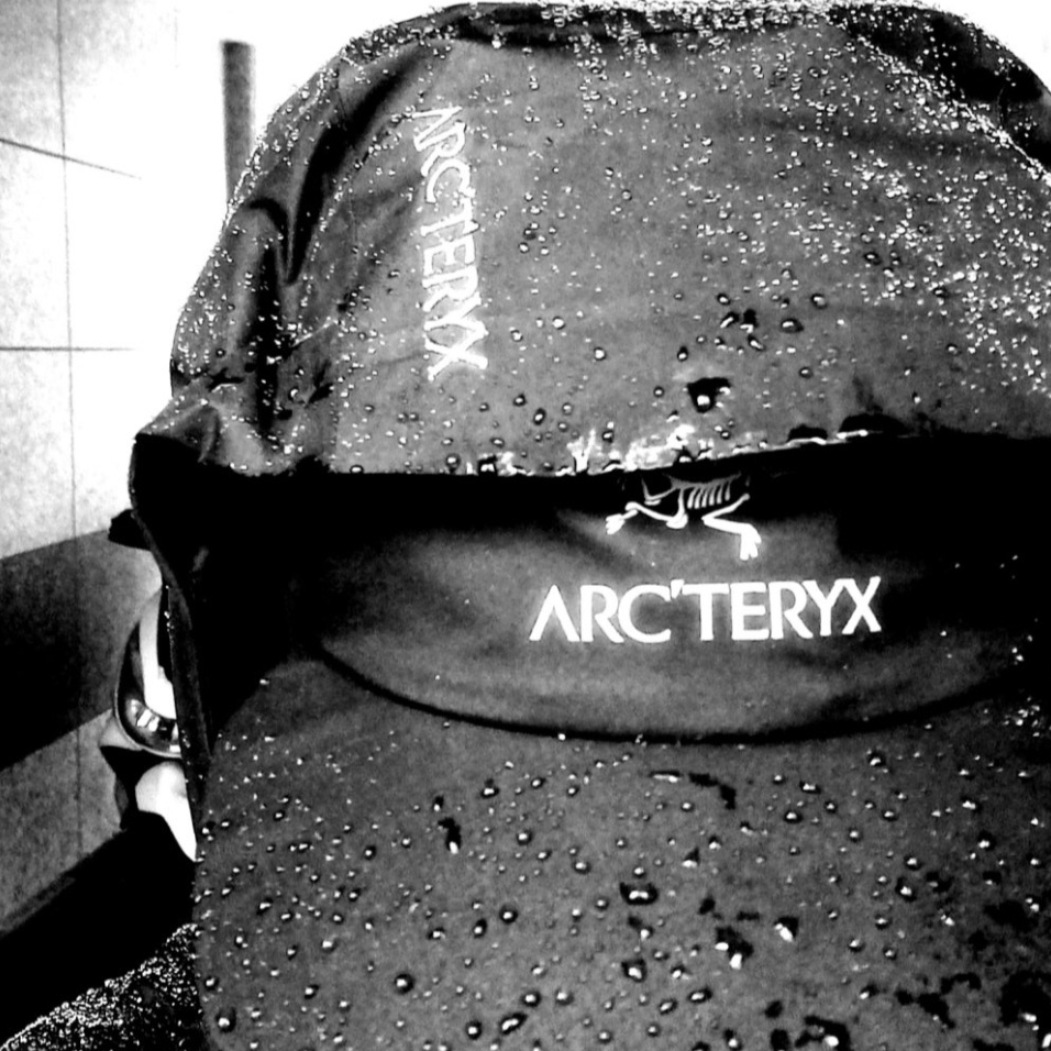 Arc'teryx Beta LT Jacket Black, Arc'teryx Gore 5 Panel Cap Black 착용 스타일 - 6