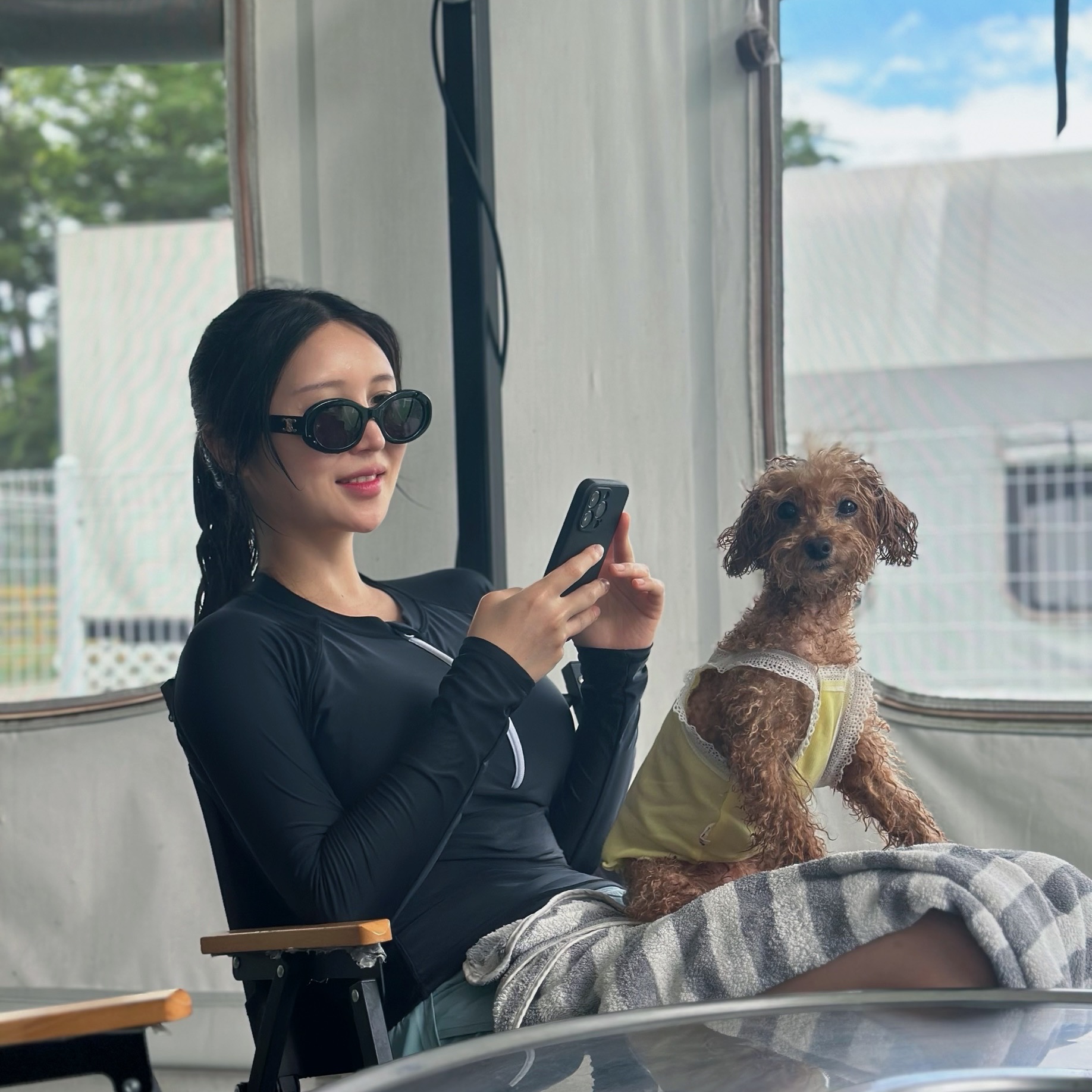 (W) Celine Triomphe 01 Sunglasses in Acetate Black 착용 스타일 - 2