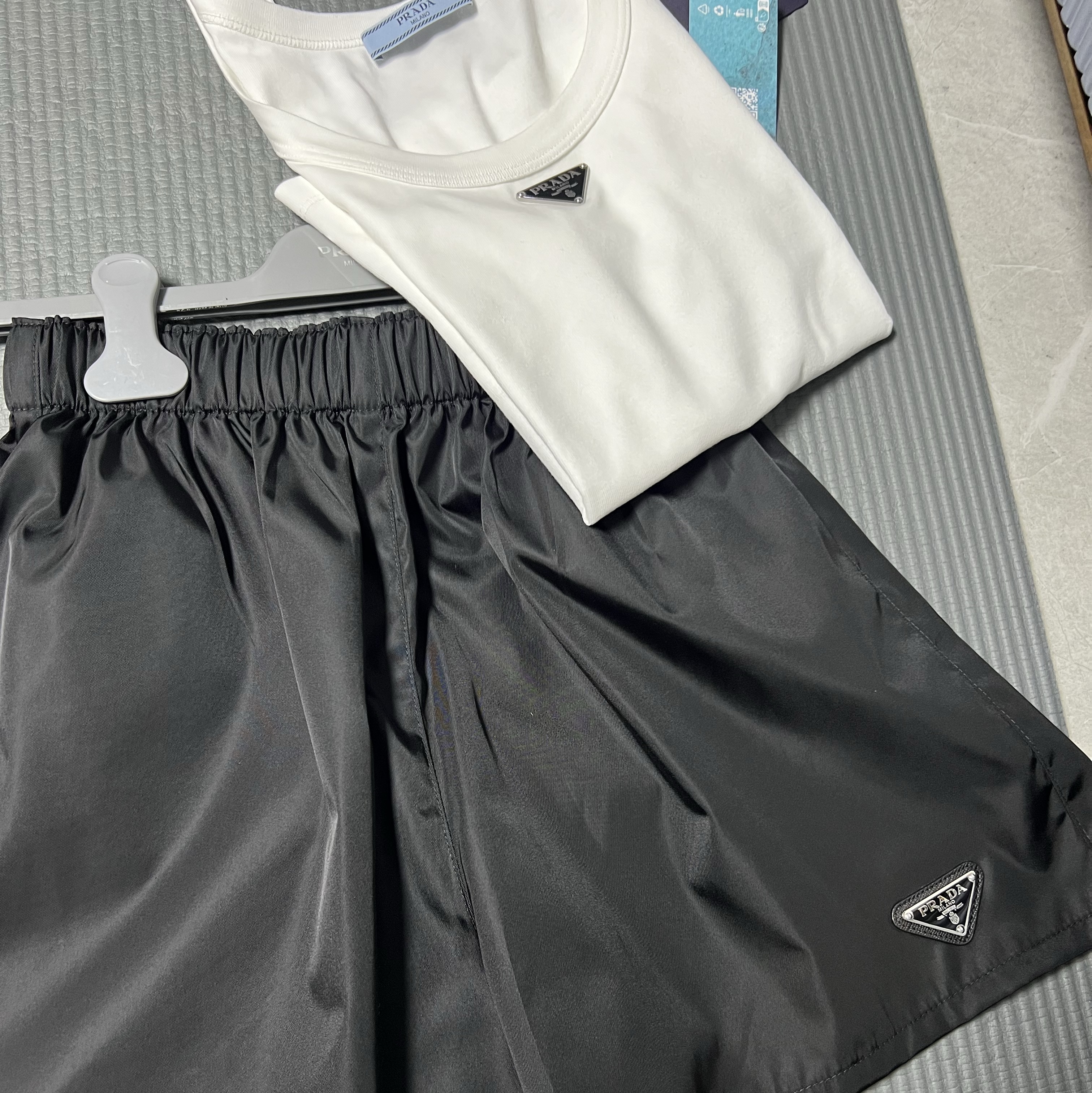 (W) Prada Ribbed Knit Jersey Tank Top White, (W) Prada Re-Nylon Shorts Black 착용 스타일 - 2