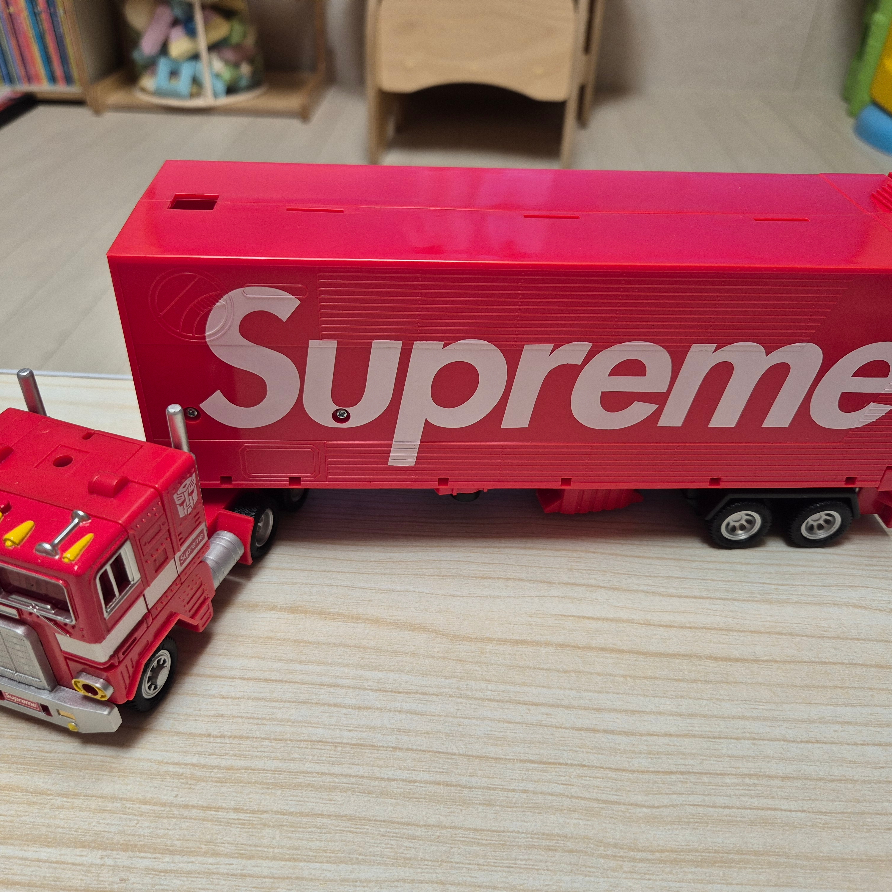 Supreme x Transformers G1 Optimus Prime Figure Red - 25SS 착용 스타일 - 2