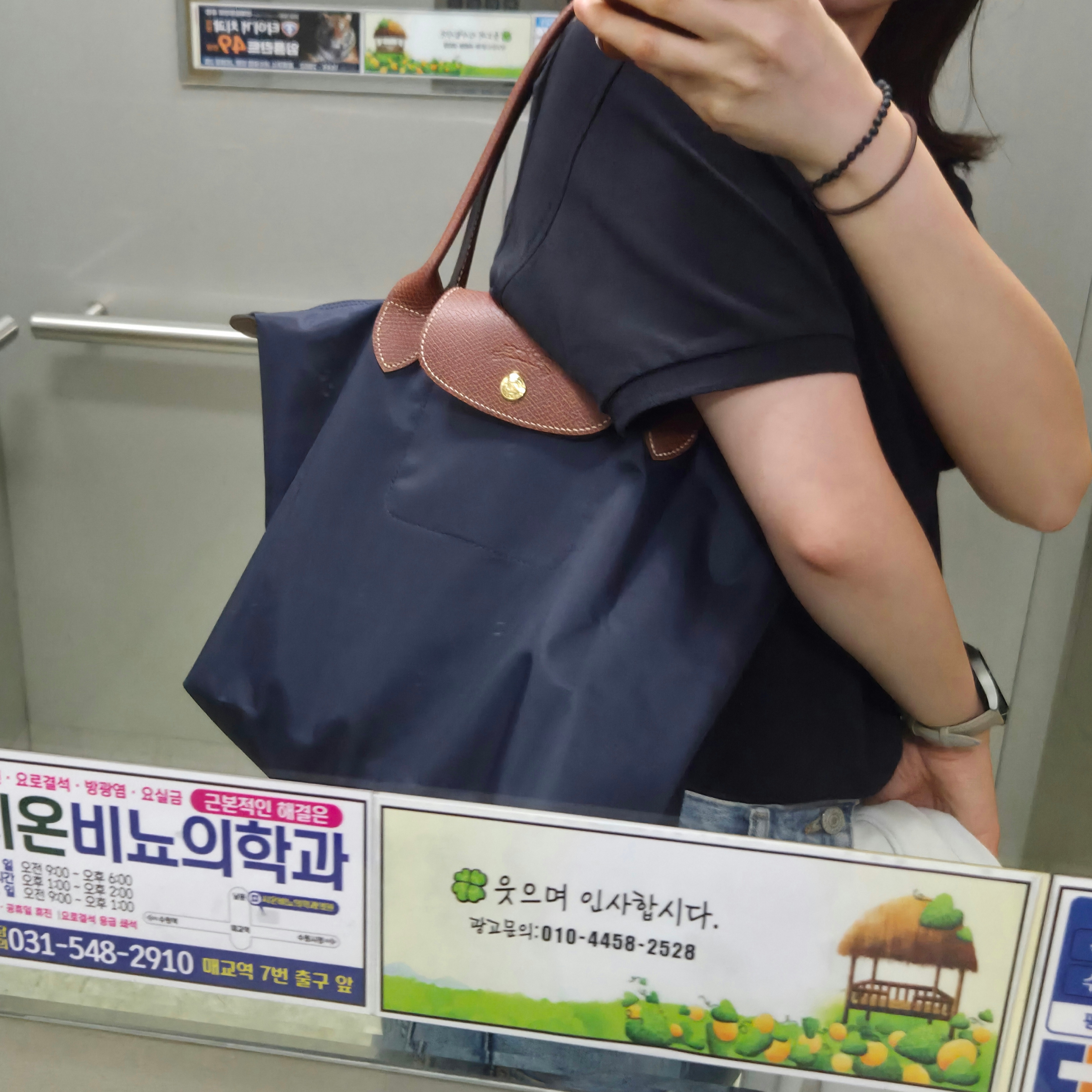 Longchamp Le Pliage Original Tote Bag M Navy 착용 스타일 - 2