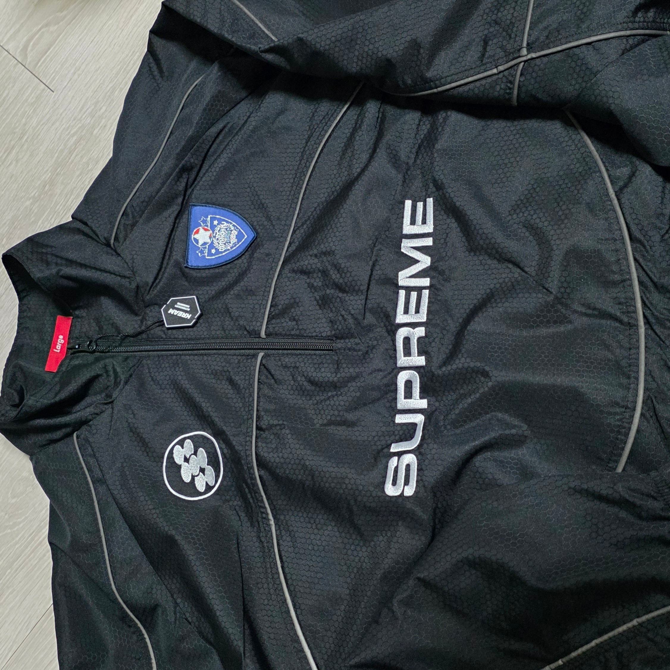 Supreme Reflective Piping Pullover Black - 24FW 착용 스타일 - 2