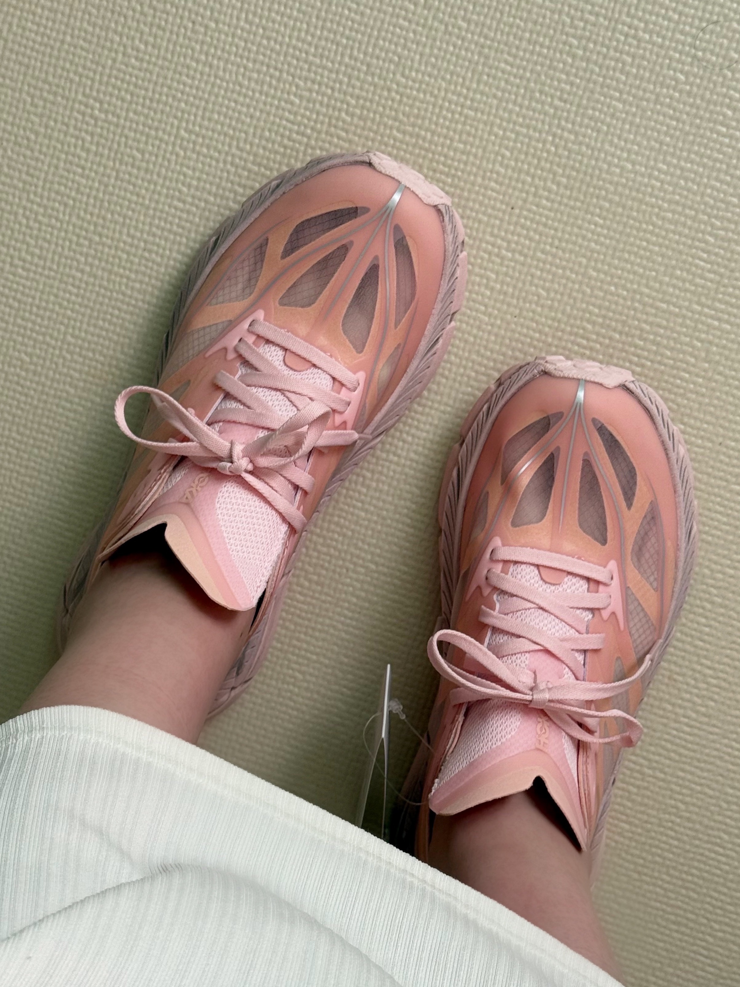 Hoka Mafate Speed 4 Lite Rose Tea Rose Latte 착용 스타일 - 4