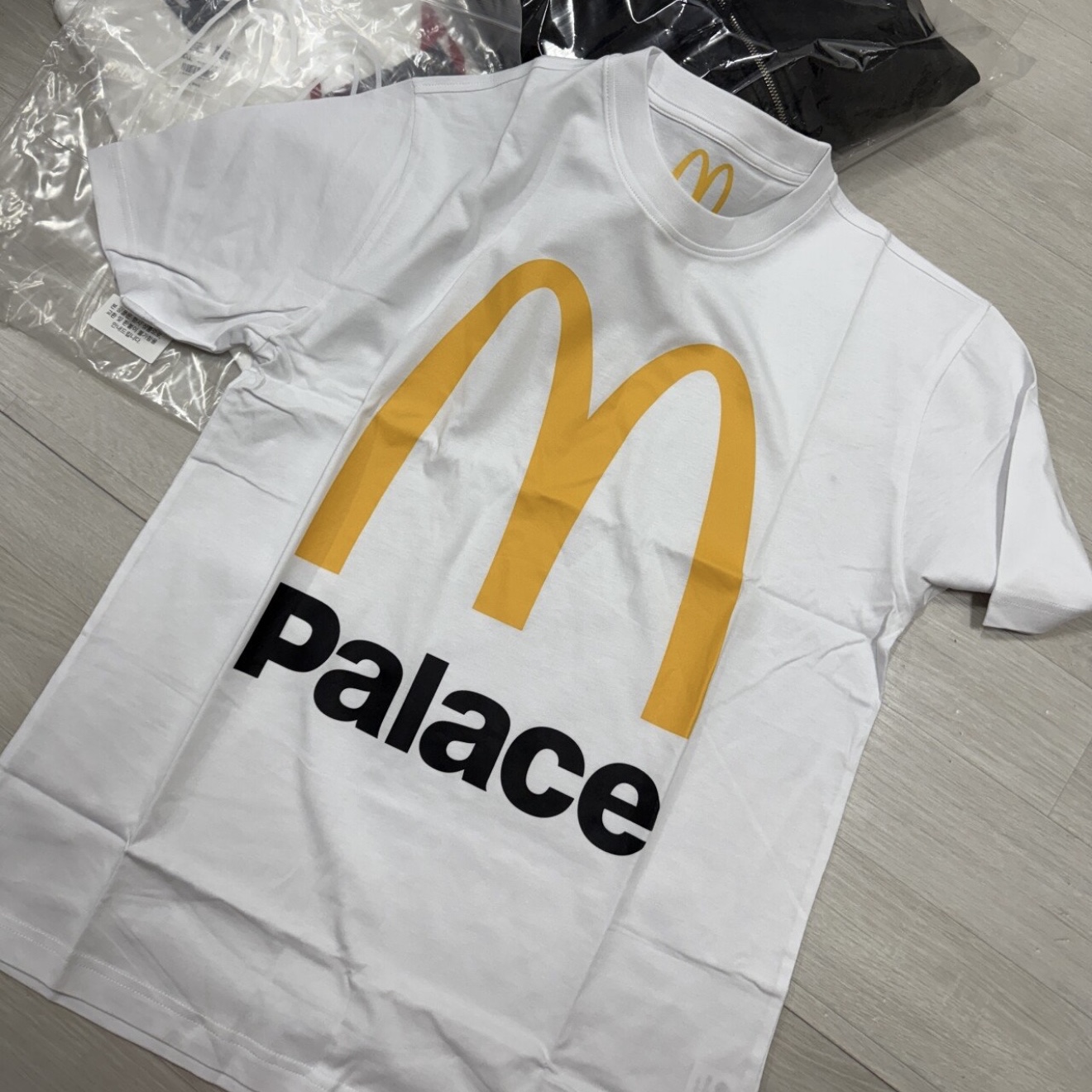 Palace x McDonald's Sign T-Shirt White - 23FW, Palace x McDonald's Logo T-Shirt White - 23FW 착용 스타일 - 2