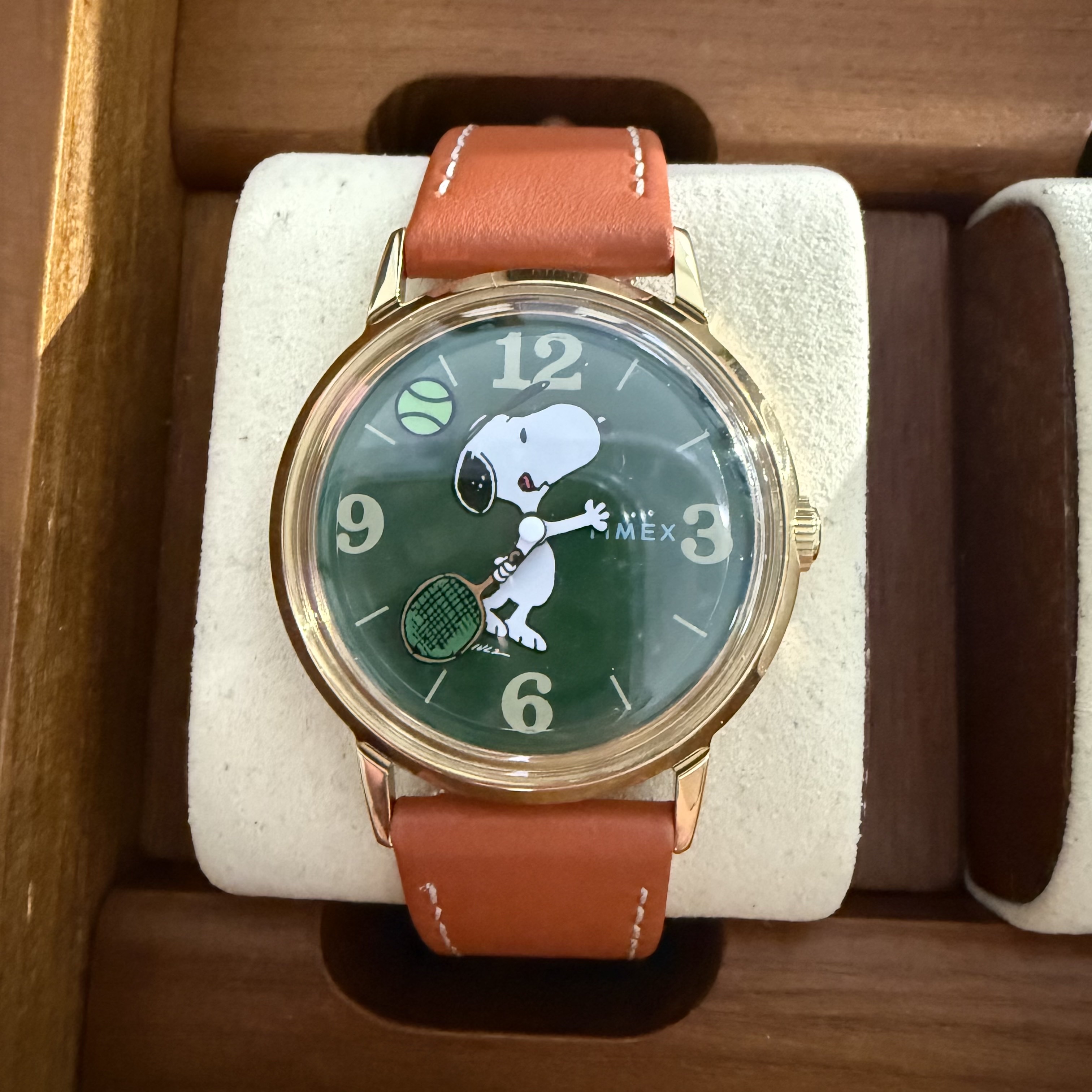Timex Marlin Hand-Wound x Peanuts Snoopy Tennis 34mm Leather Strap Watch Brown Gold Tone 착용 스타일 - 1