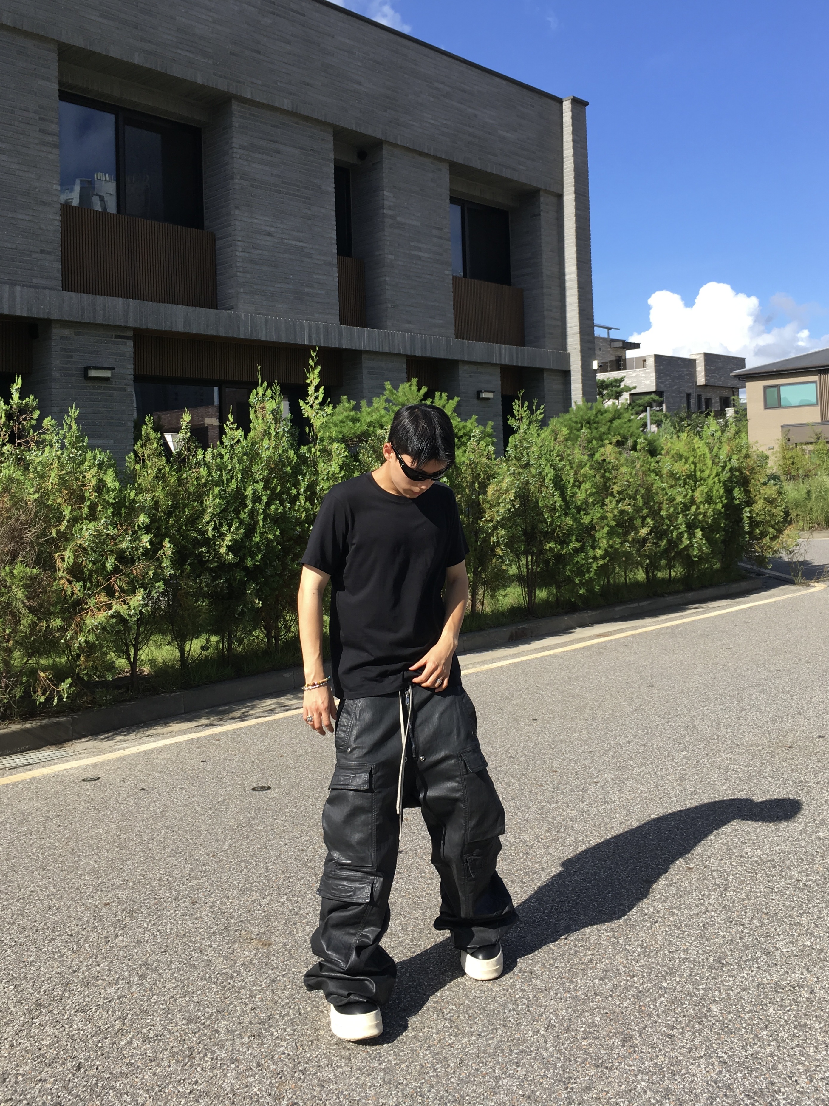 Rick Owens Porterville Denim Double Cargo Jumbo Belas Pants Black Wax, Rick Owens Hollywood Mega Bumper Geobasket in Full Grain Calf Leather Black Milk 착용 스타일 - 2