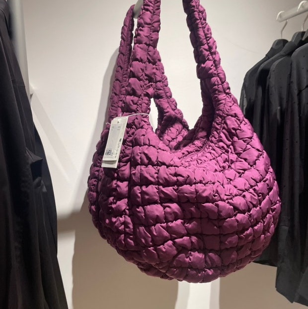 COS Quilted Oversized Shoulder Bag Burgundy 착용 스타일 - 4