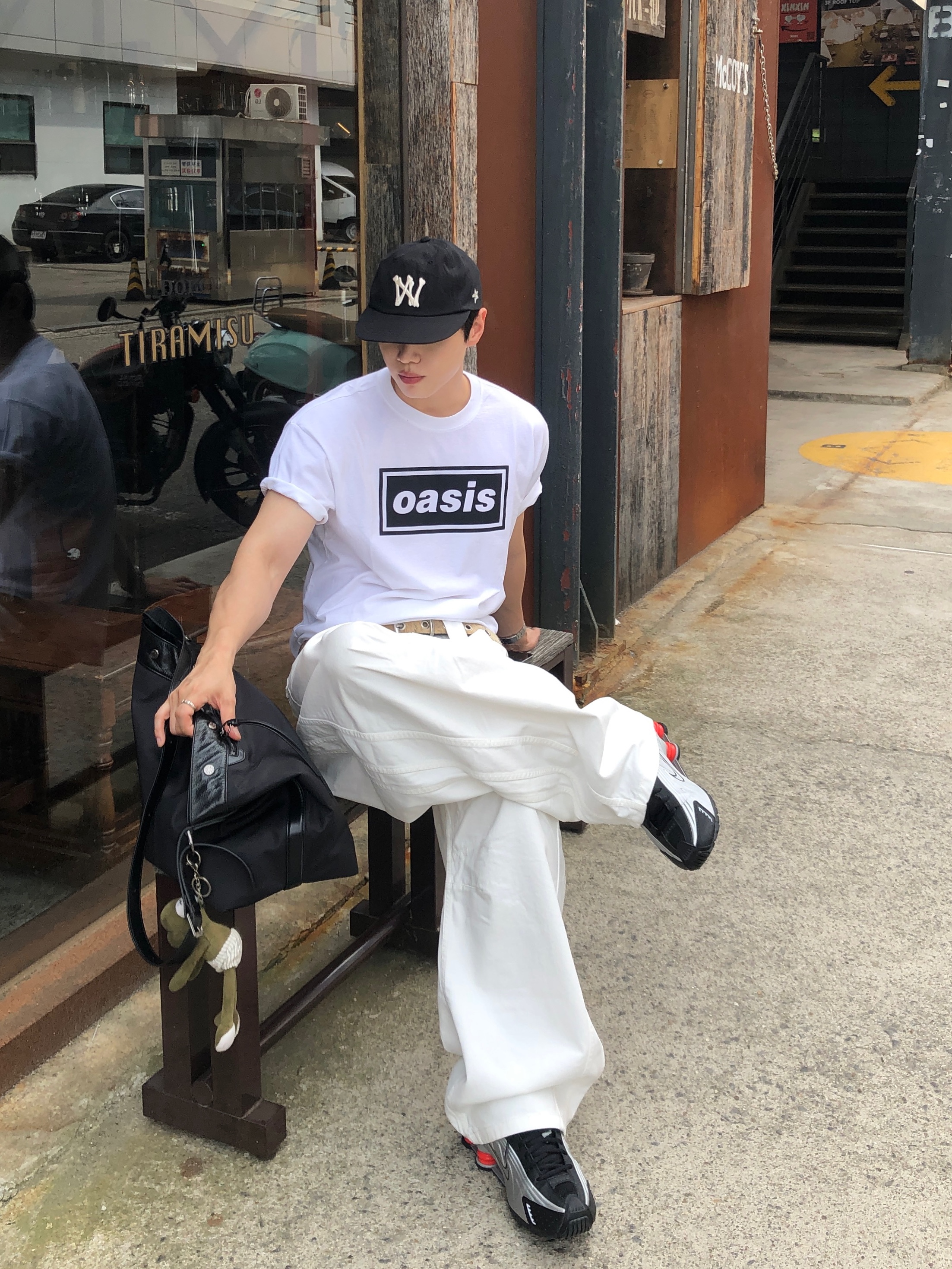 Aoiro 6-Panel Bone A/N Cap Black, Levi's x Oasis Deca Logo T-Shirt White 착용 스타일 - 1