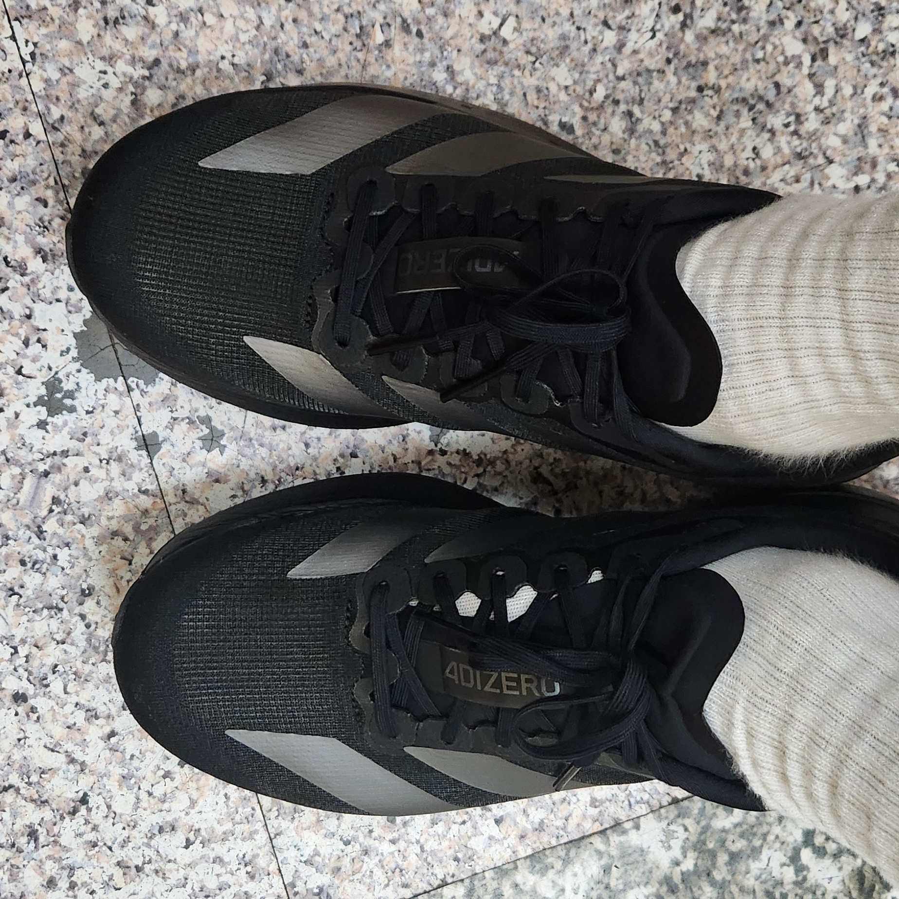 Adidas Adizero EVO SL Core Black Iron Metallic 착용 스타일