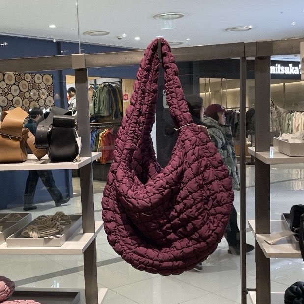 COS Quilted Oversized Shoulder Bag Burgundy 착용 스타일 - 3
